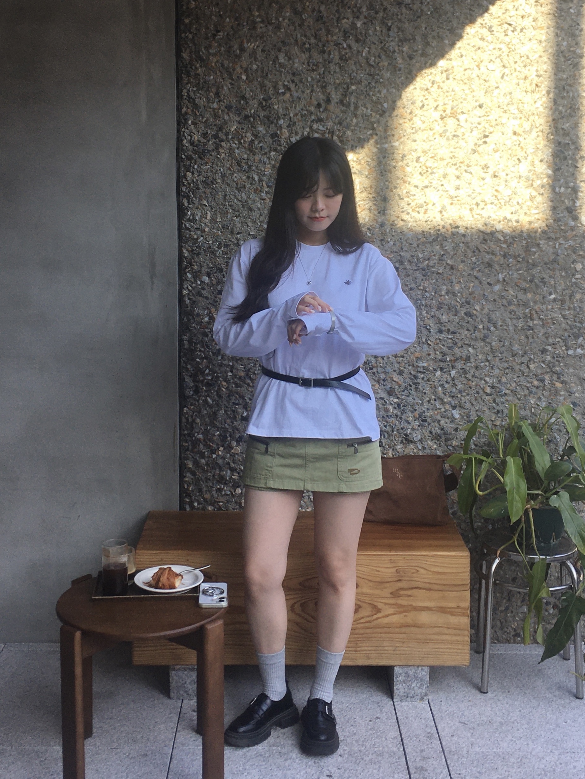SLOW RECORD HOUSE Fingerhole Crop Long Sleeve White 착용 스타일 - 5