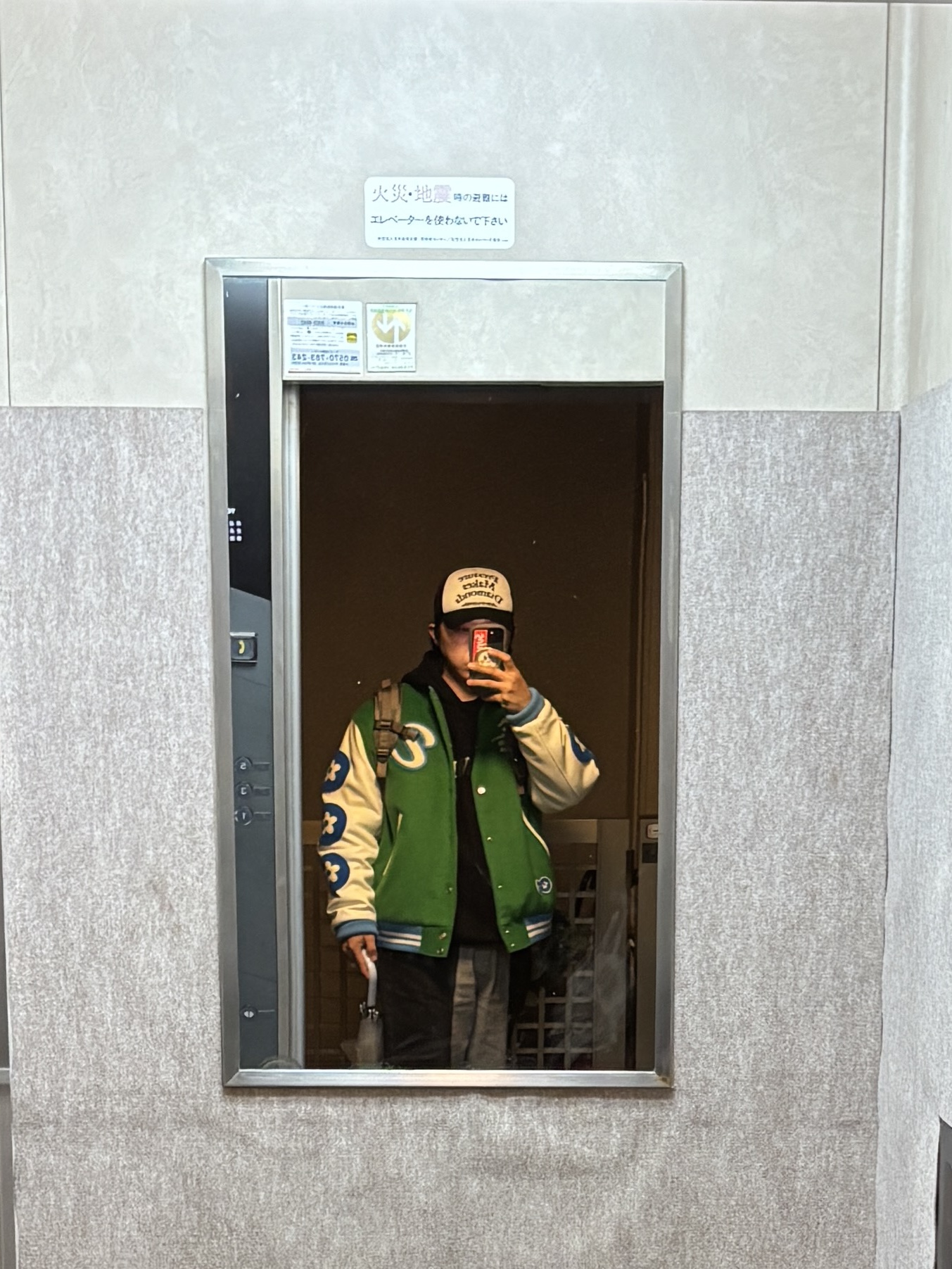 Vandy The Pink Lemonade Varsity Jacket 착용 스타일 - 2