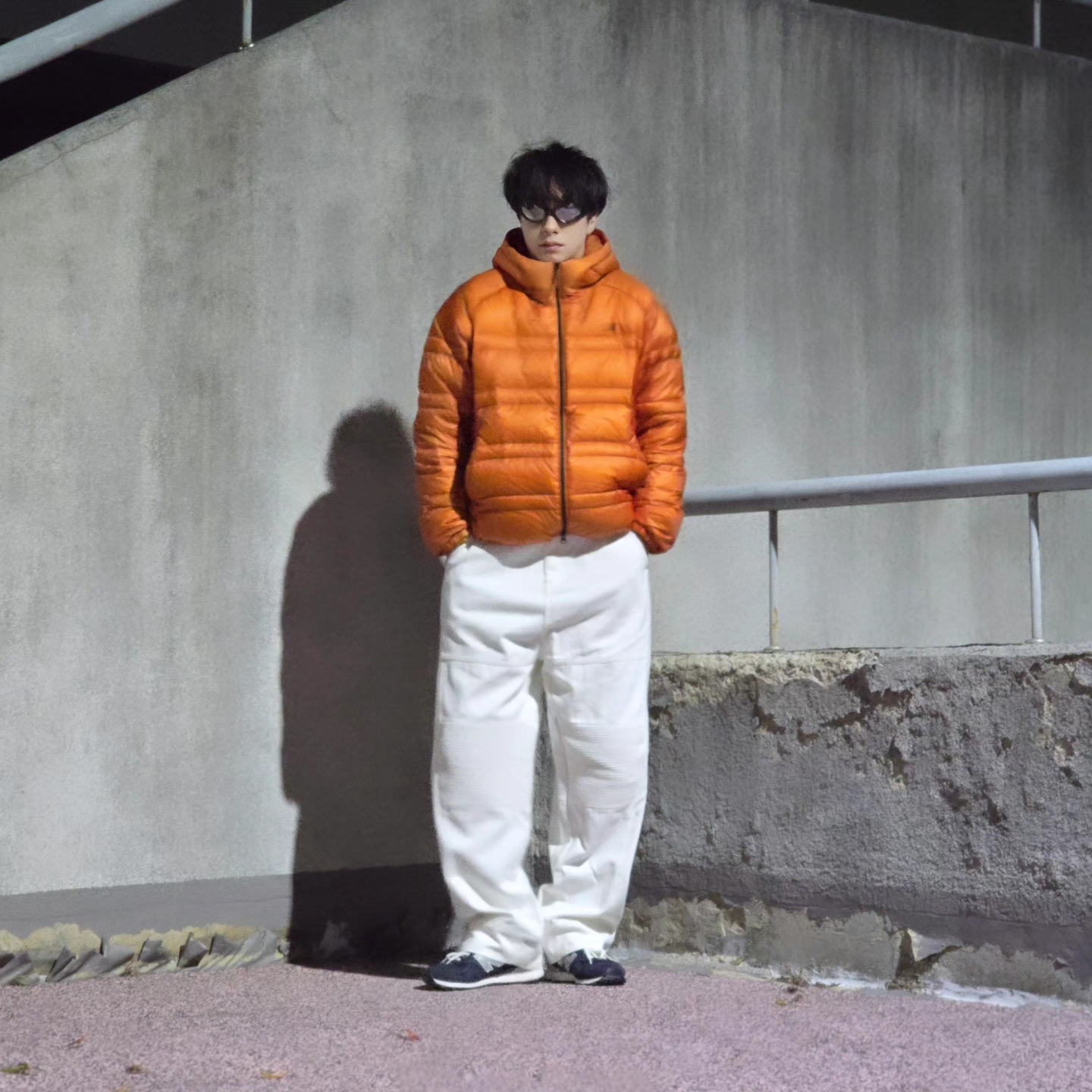 New Balance Flying 77 Superlight Hooded Goose Down Jacket Orange, New Balance x Pottery 574 Premium Hard Navy 착용 스타일 - 3