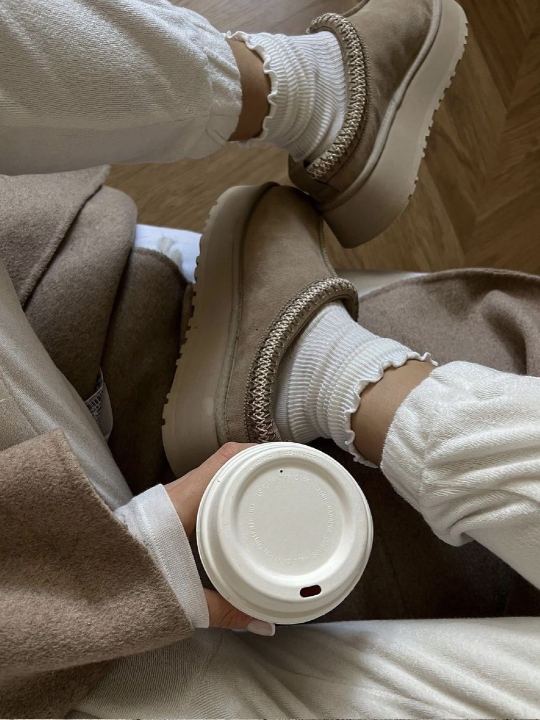 (W) UGG Classic Ultra Mini Platform Boots Chestnut, UGG Tasman Slipper Sand Santorini 착용 스타일 - 2