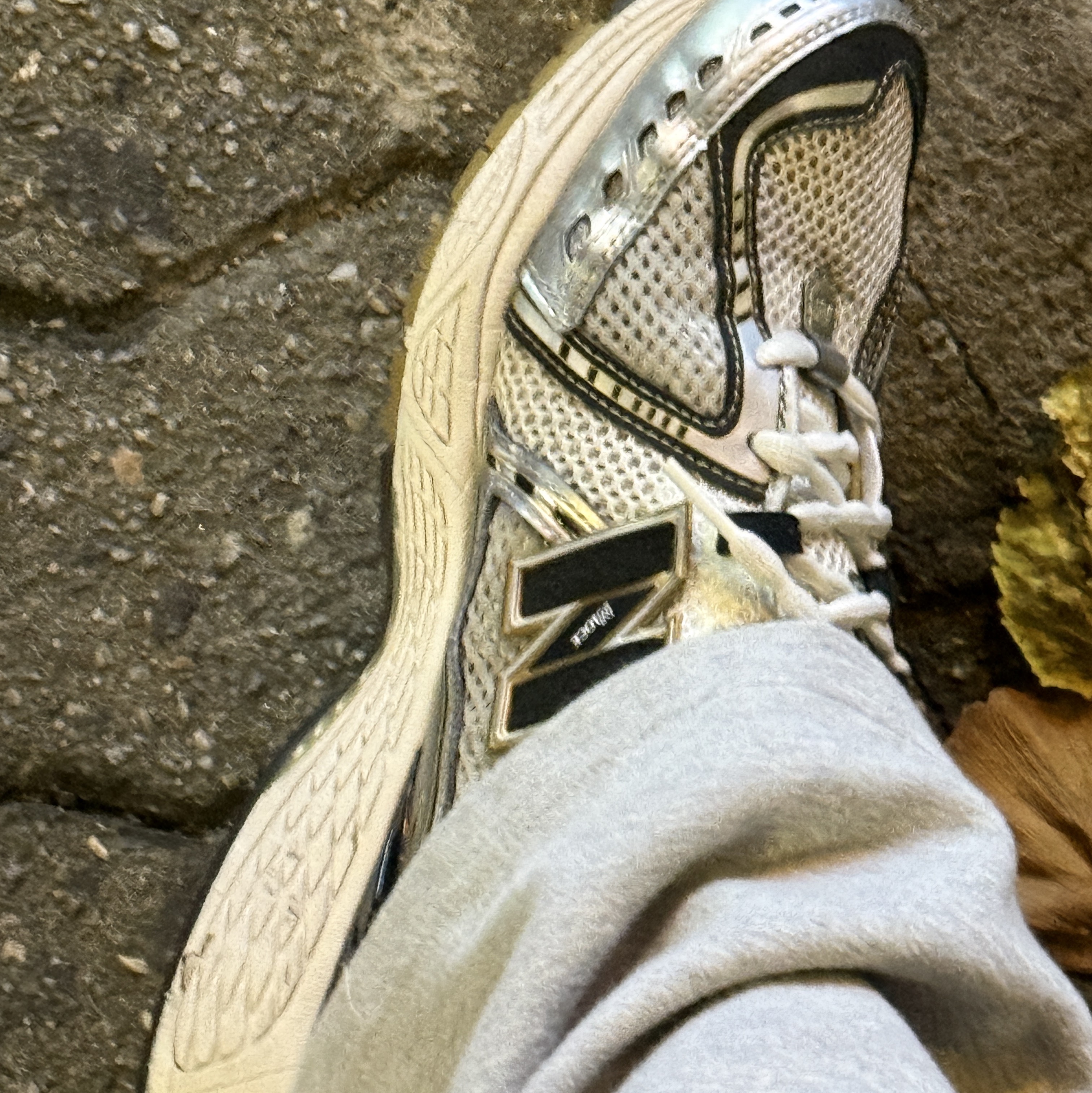 New Balance 1906R White Gold 착용 스타일
