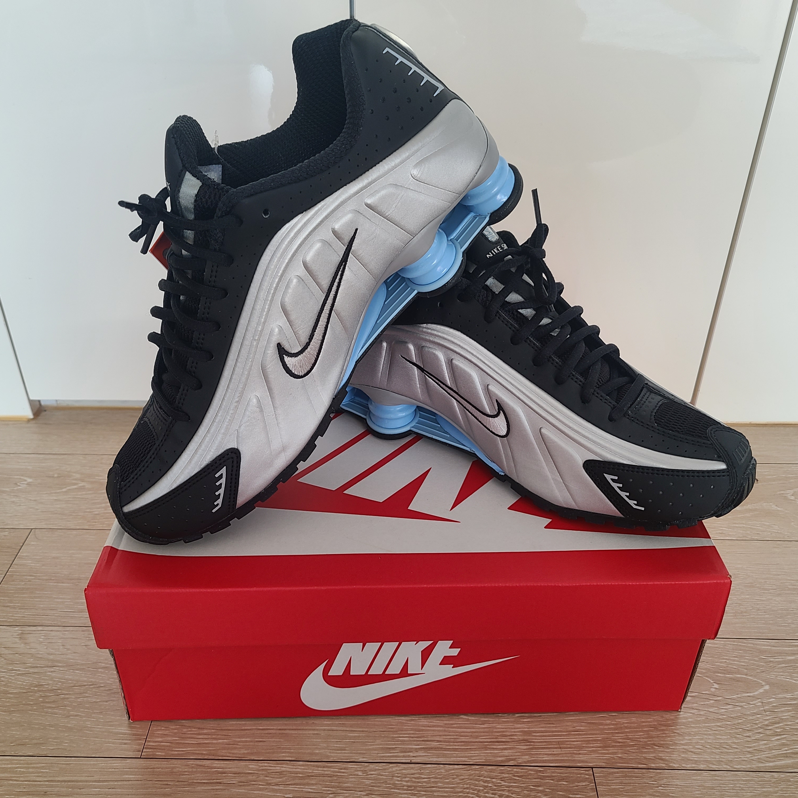 Nike Shox R4 Metallic Silver Black 착용 스타일 - 2