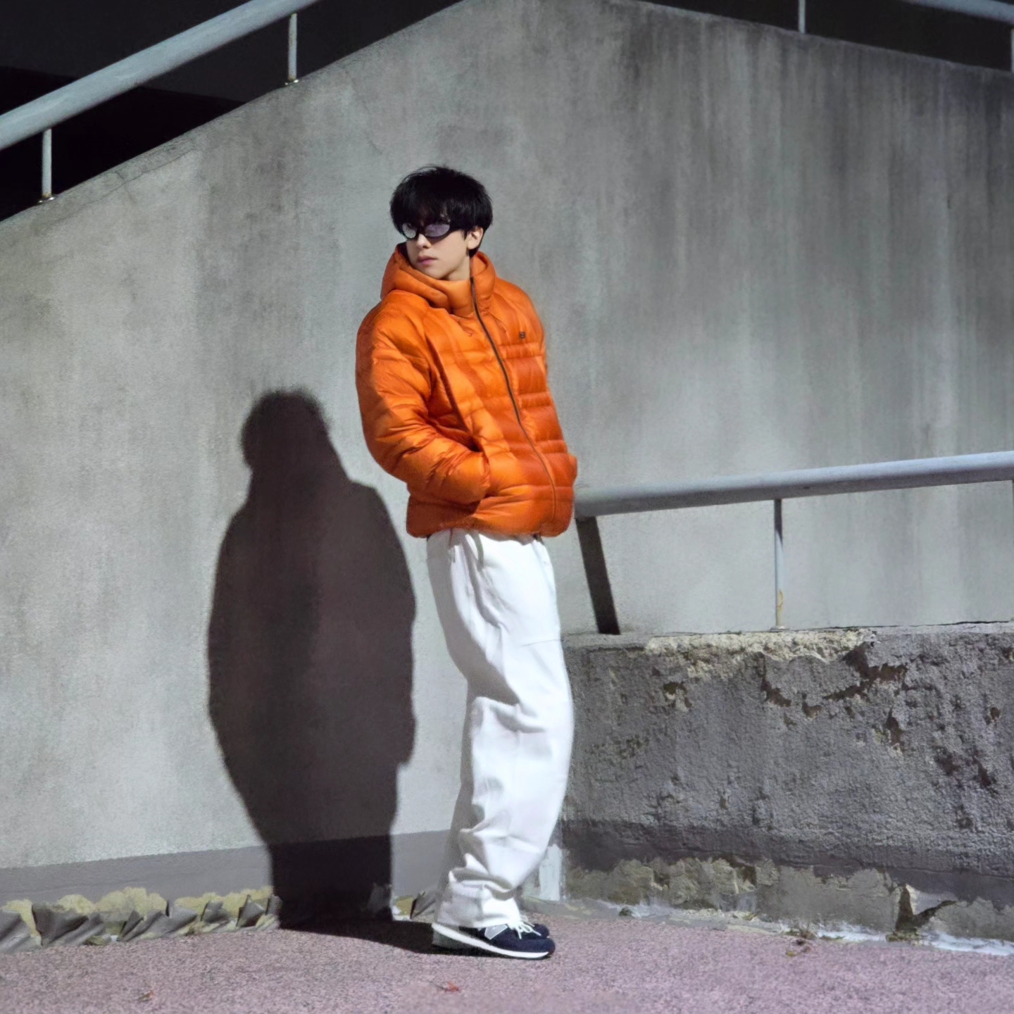 New Balance Flying 77 Superlight Hooded Goose Down Jacket Orange, New Balance x Pottery 574 Premium Hard Navy 착용 스타일 - 1