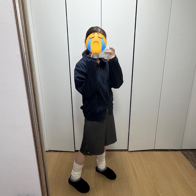 COYSEIO 038 Stripe Skirt Dark Grey, UGG Tasman II Slipper Black 착용 스타일 - 2