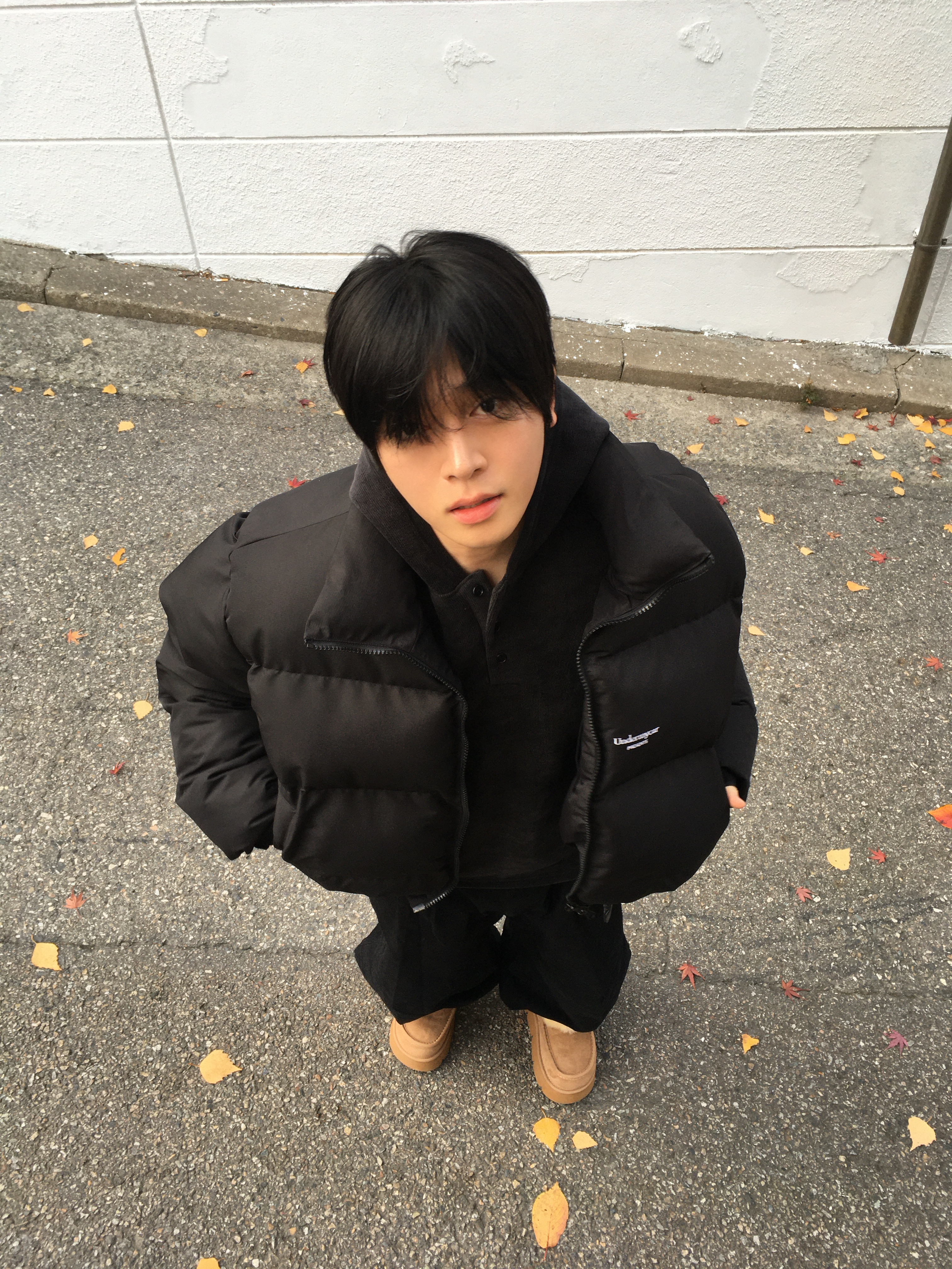 Undermycar Mu.15 Anti Fxxking Logo Play Triple Logo Crop Padding Jacket Black 착용 스타일 - 3