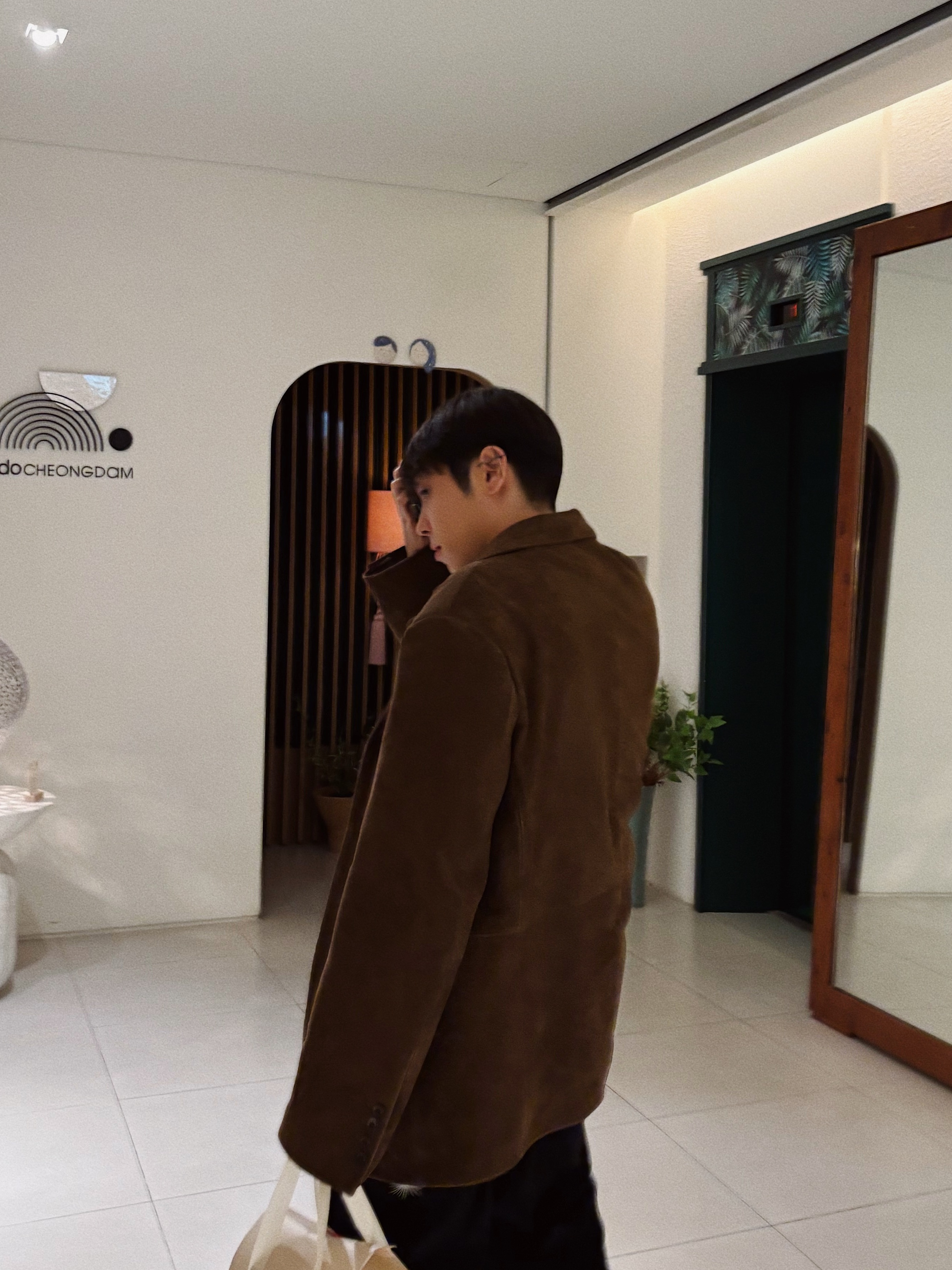 STU Goat Suede Blazer Brown, STU  Embroidery Velvet Denim Pants Black 착용 스타일 - 2