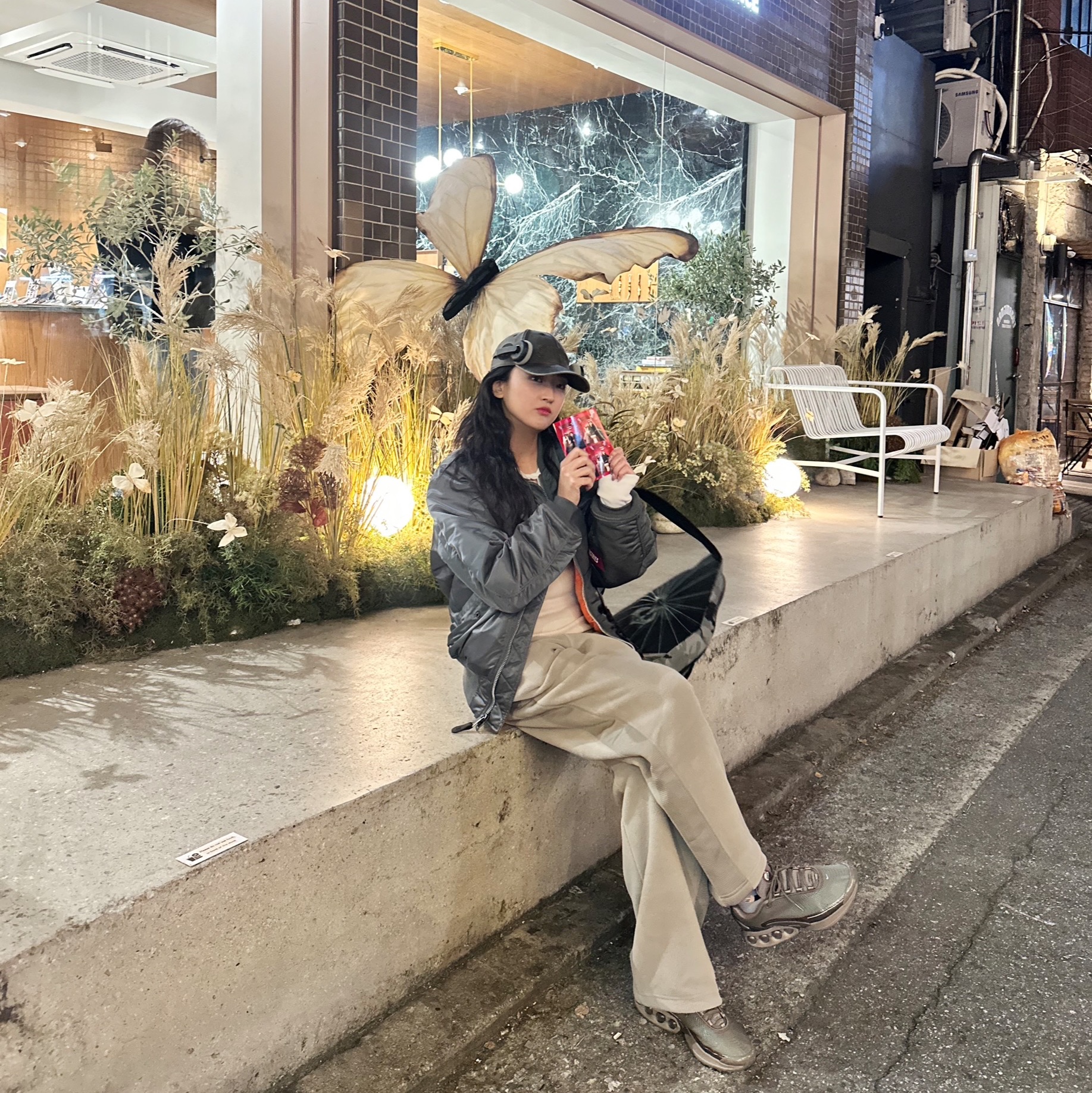 Uniqlo x Needles Fleece Wide Pants Beige - KR, Travis Scott Circus Maximus Stadium Tour 25 Wax Hat 착용 스타일 - 3