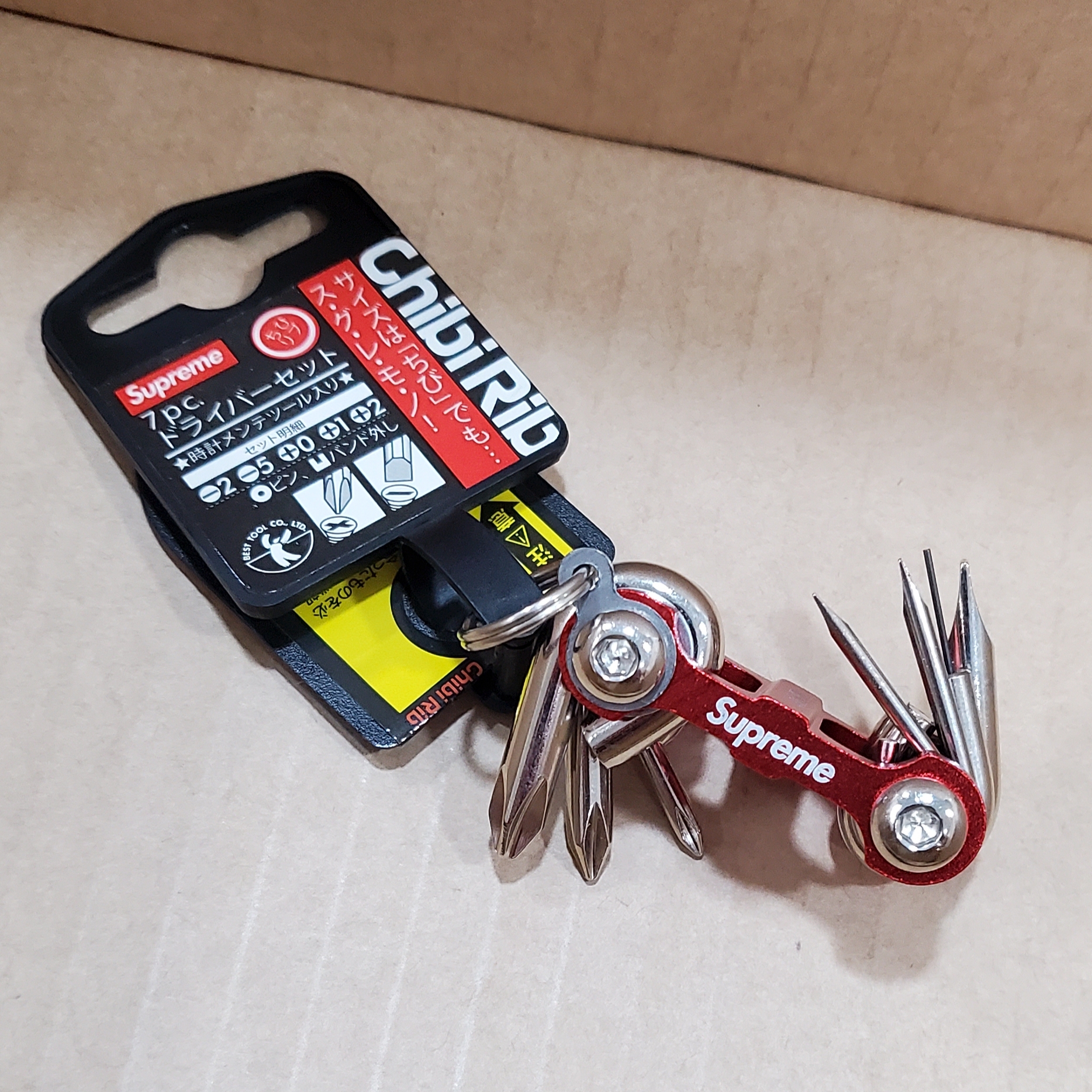 Supreme x Chibi Rib Screwdriver Keychain Red - 25FW 착용 스타일 - 1