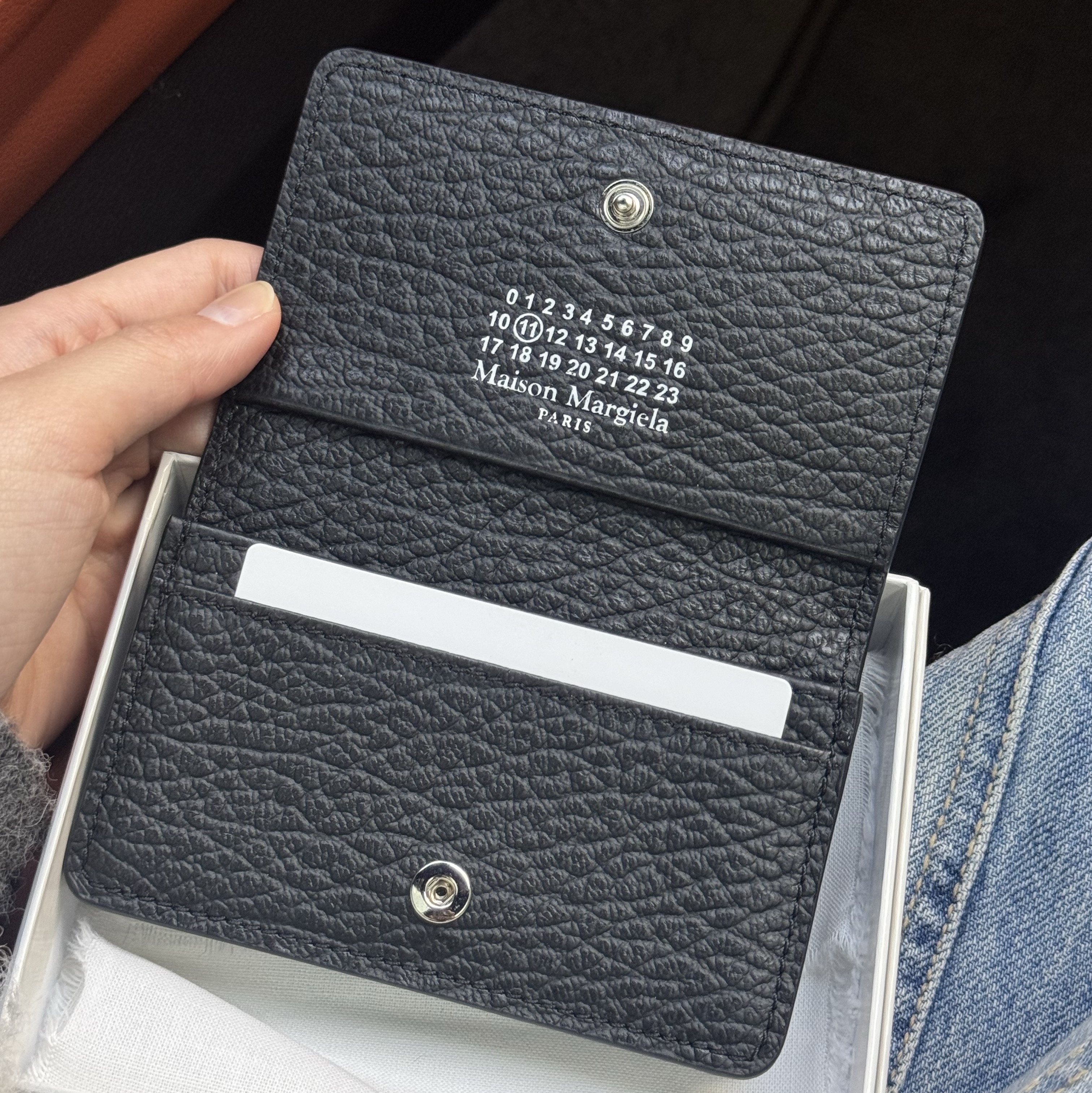 Maison Margiela Stitch Leather Flap Card Holder Black 착용 스타일 - 2