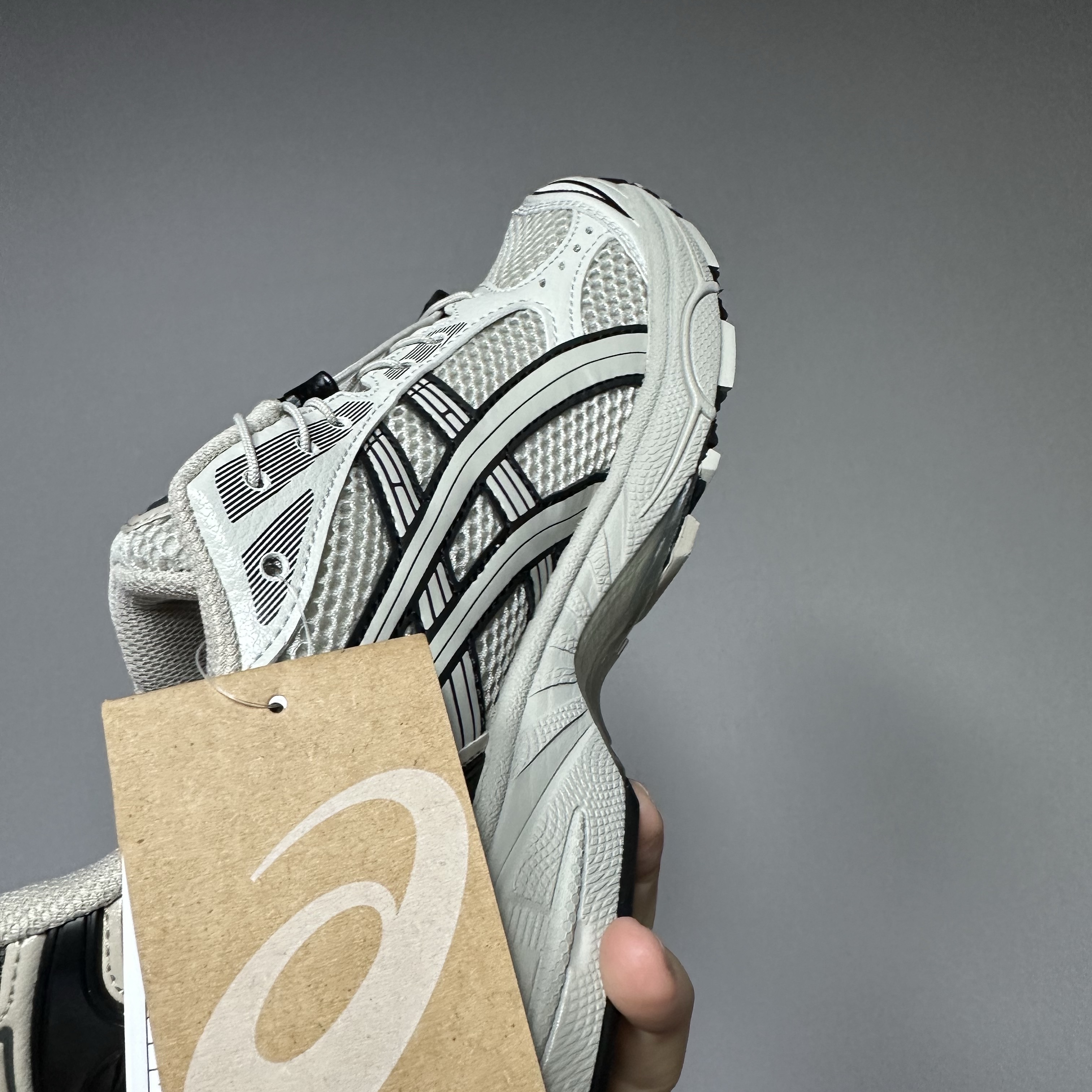 Asics Unlimited Gel-Kayano 14 Smoke Grey 착용 스타일 - 3
