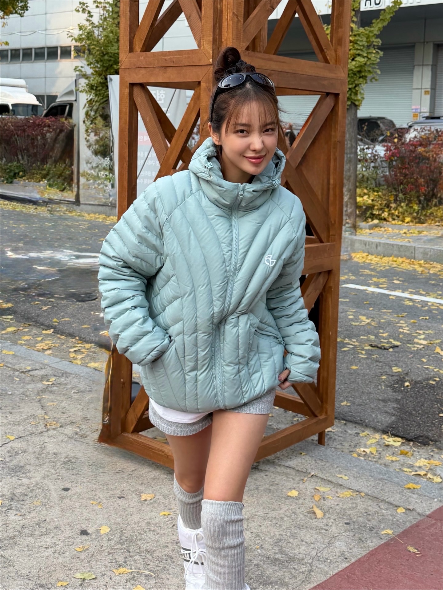 [KREAM 단독] NOMANUAL Nubes Light Duck Down Marina 착용 스타일 - 1