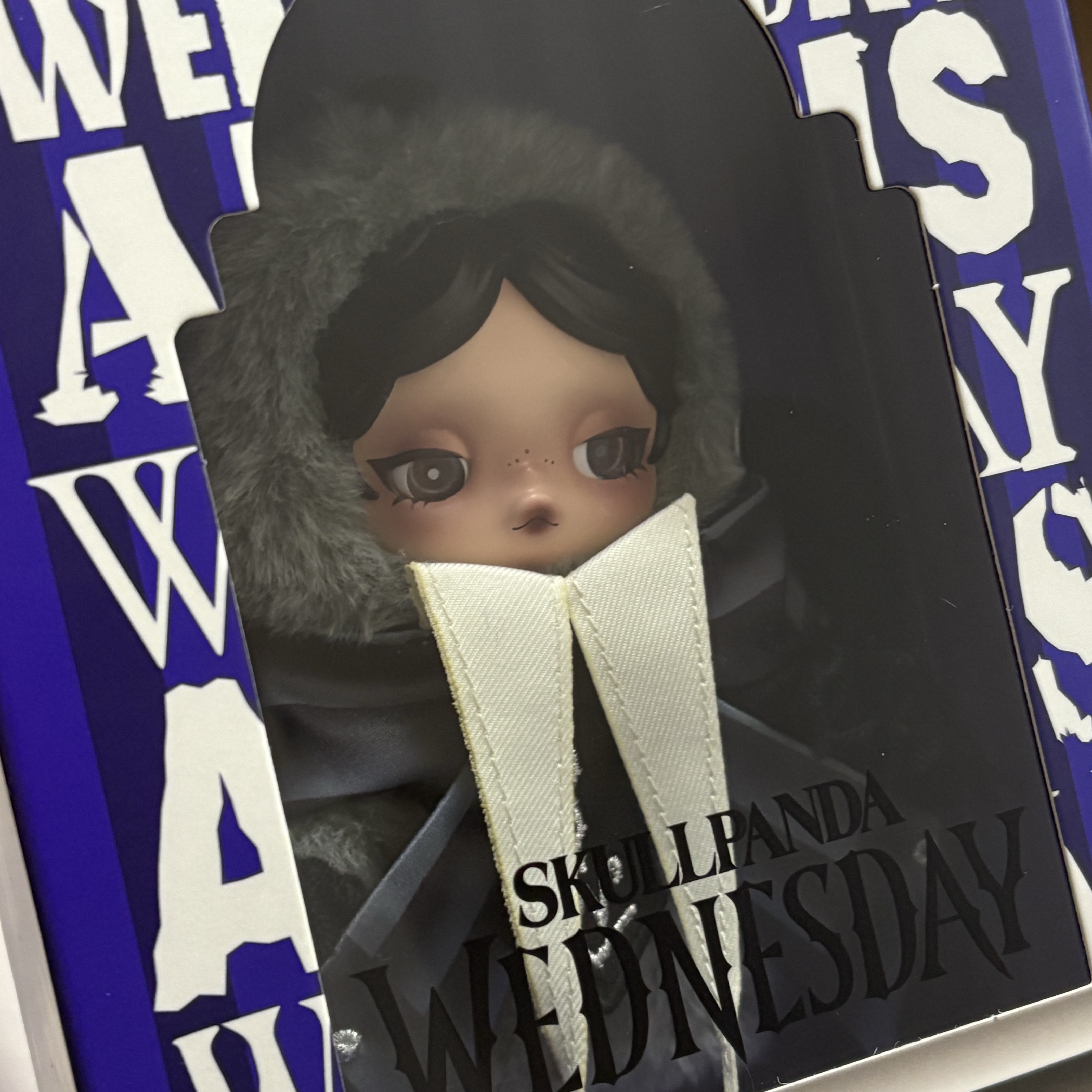 Pop Mart Skullpanda x Wednesday Plush Nevermore Academy Uniform Version 착용 스타일