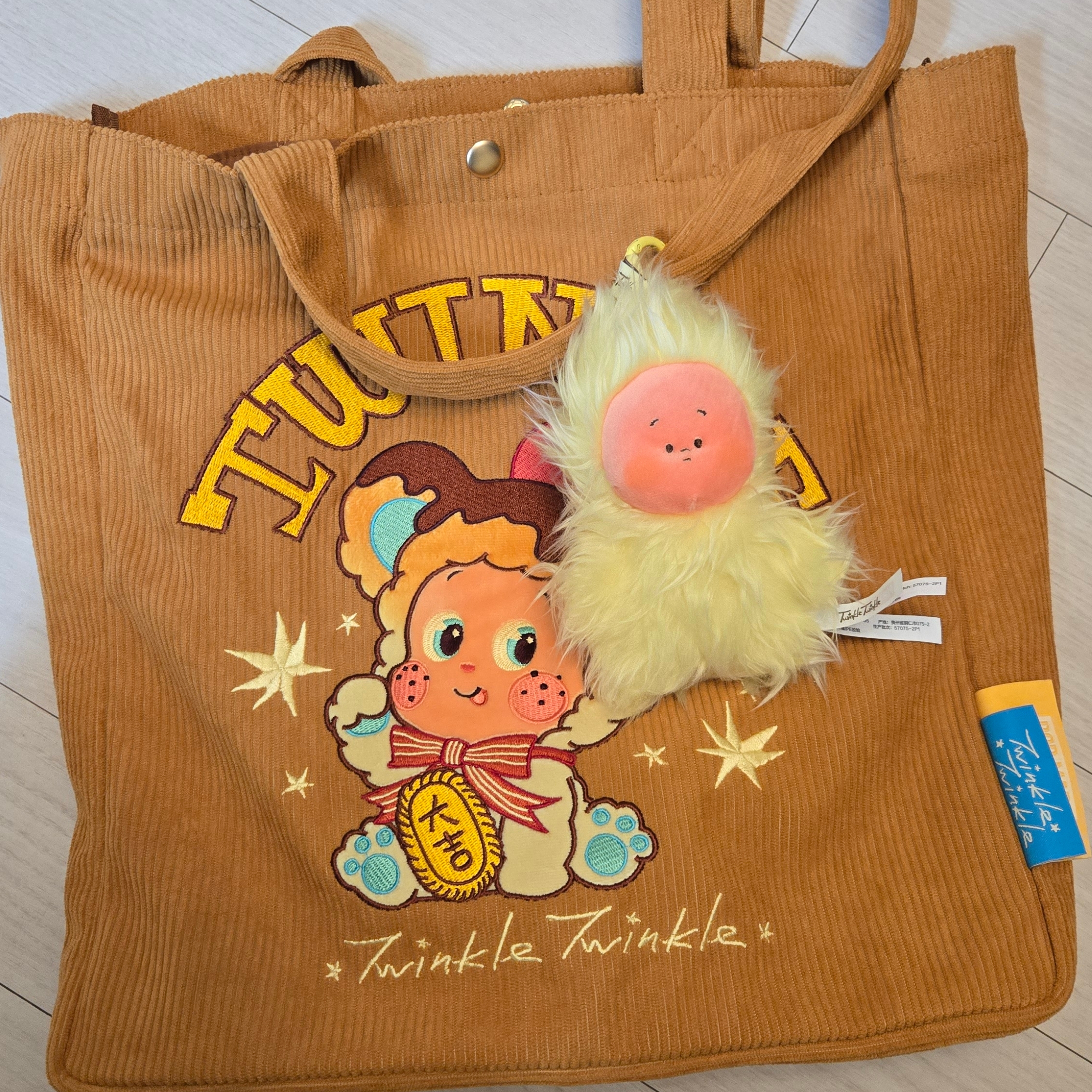 Pop Mart Twinkle Twinkle-Enjoy the moment-Shoulder Bag 착용 스타일 - 1