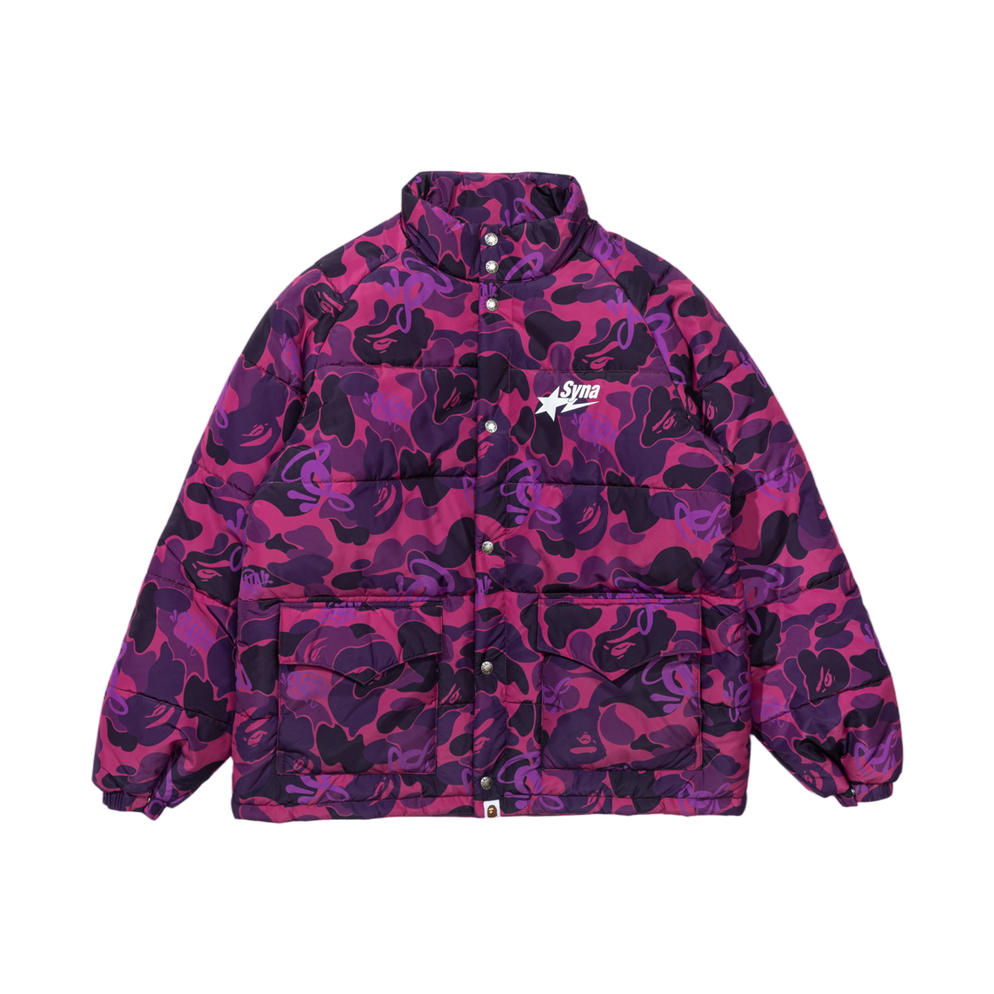 베이프 x 스포티파이 x 시나 월드 바이 센트럴 씨 카모 퍼퍼 자켓 퍼플(BAPE x Spotify x SYNA World By Central Cee Camo Puffer Jacket Purple)