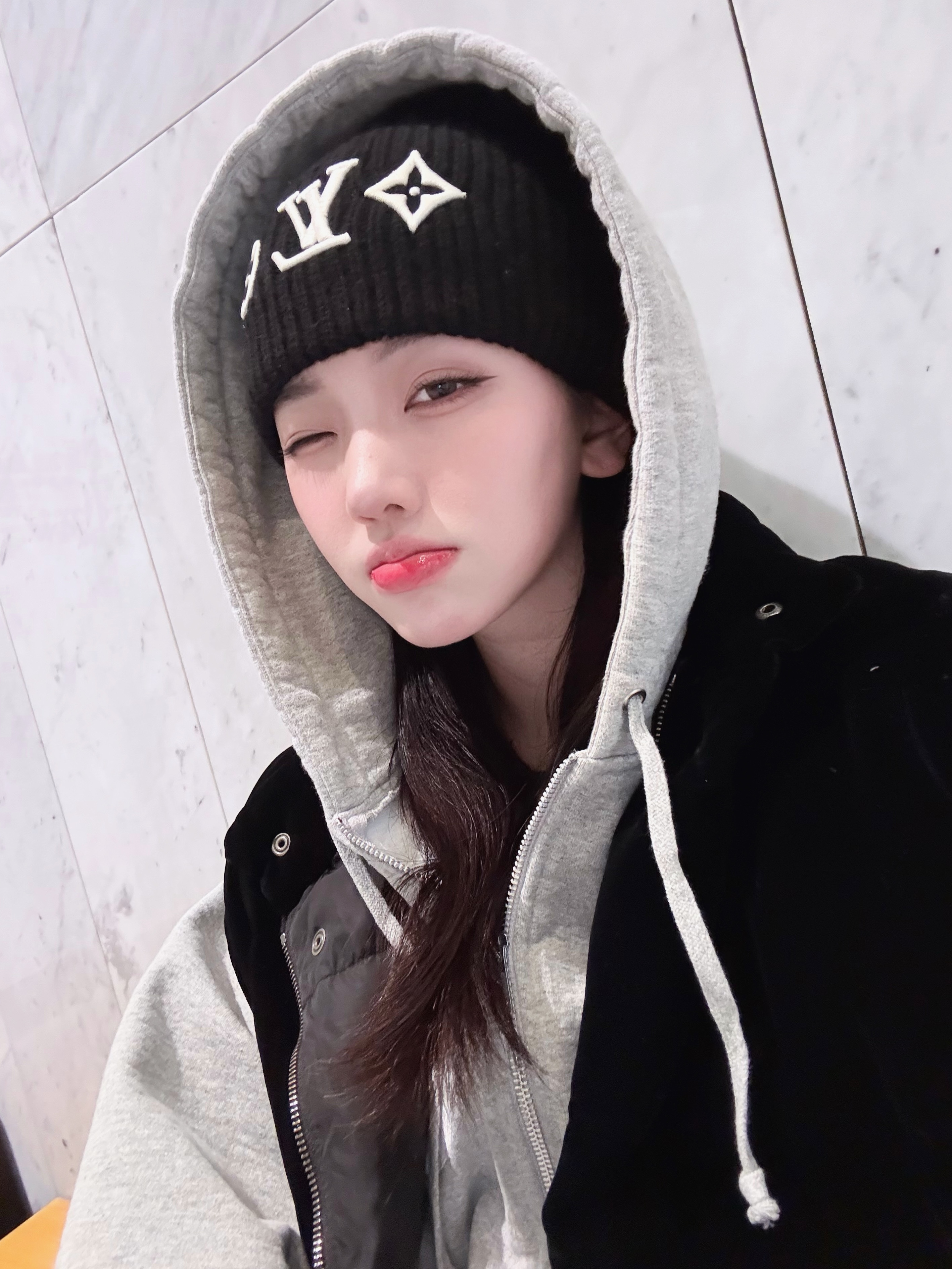 (W) Louis Vuitton Headline Beanie Black, Supreme S Logo Zip Up Hooded Sweatshirt Heather Grey - 25FW 착용 스타일 - 2