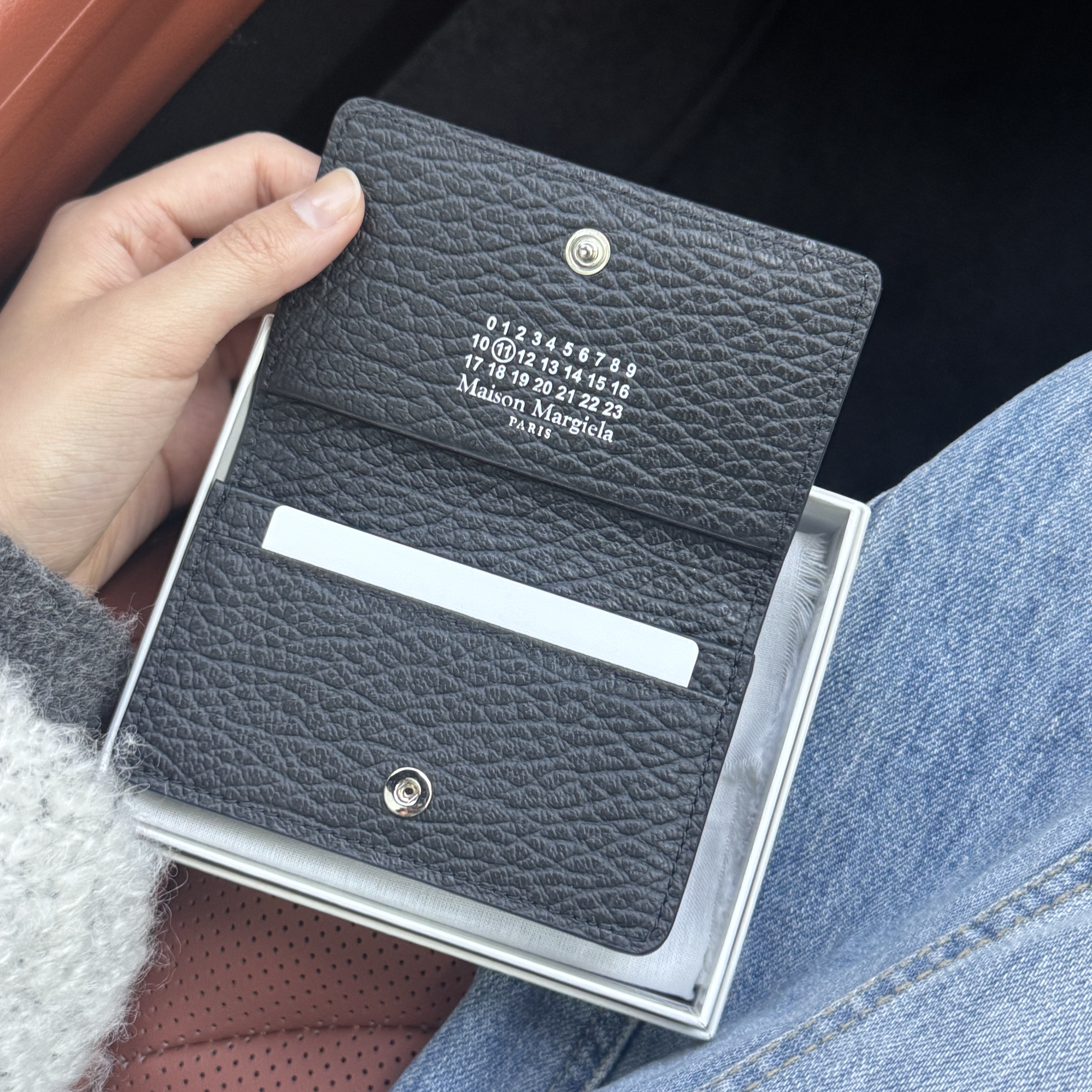 Maison Margiela Stitch Leather Flap Card Holder Black 착용 스타일 - 3
