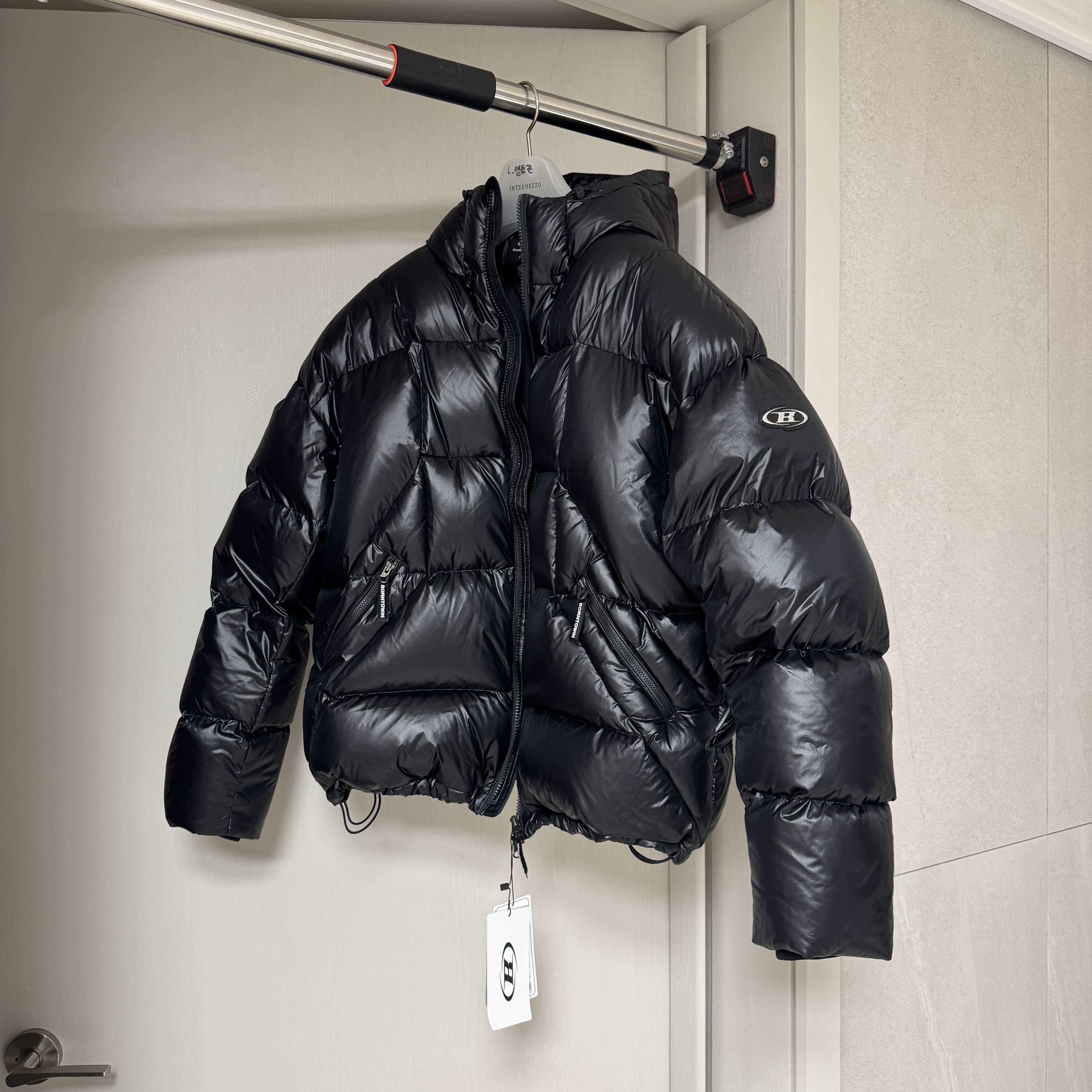 BORN TO WIN Silver B Ripstop Puffer Down Black 착용 스타일 - 3