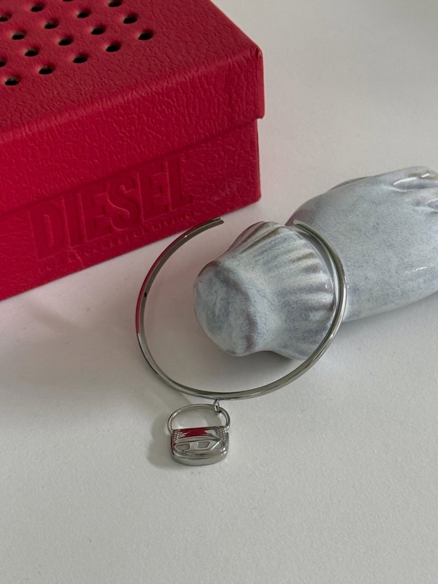 Diesel Dx1621040 Stainless Steel Cuff Bracelet Silver 착용 스타일