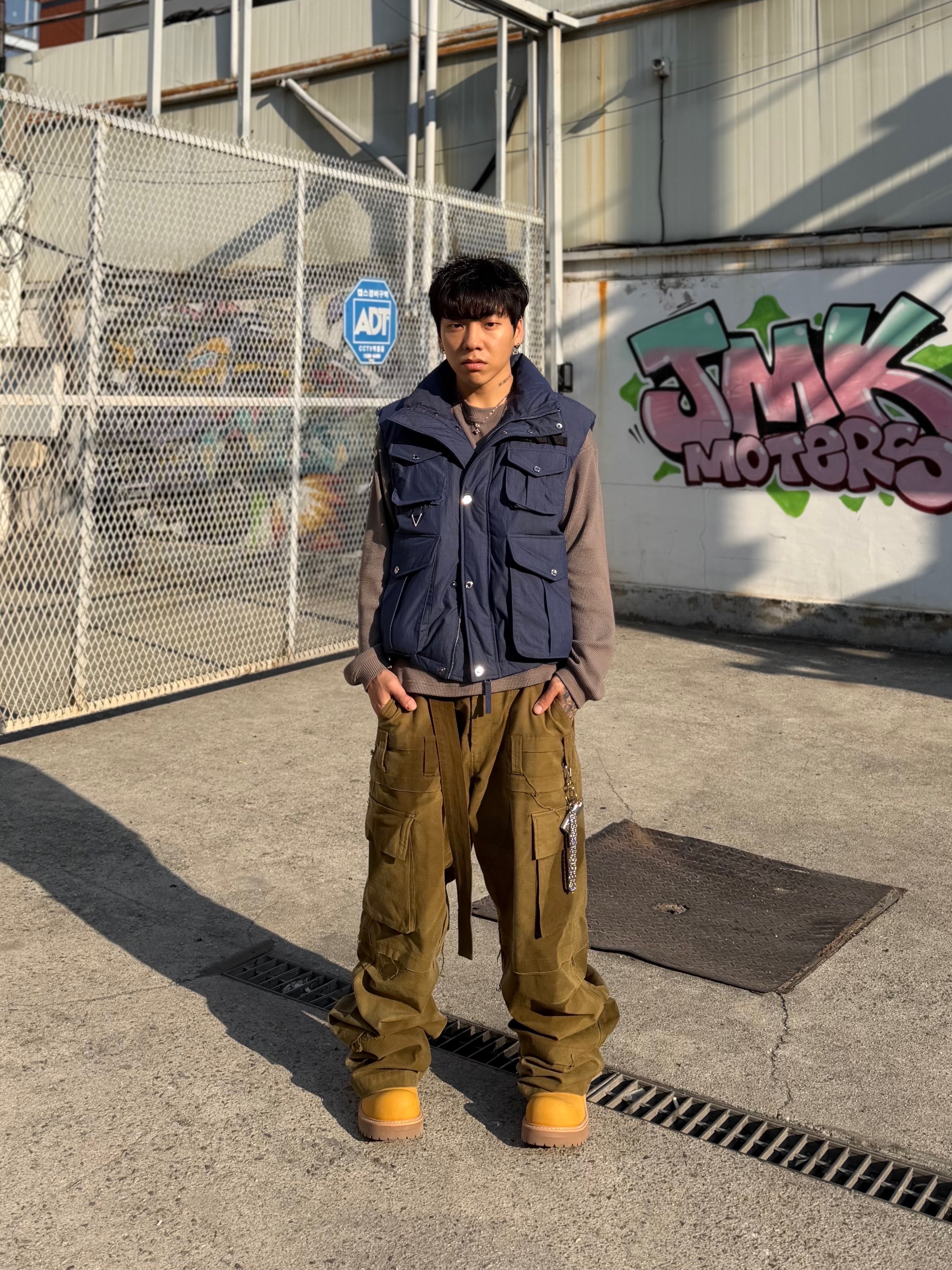 Wapworks Moleskin Belted Cargo Pants Olive Khaki 착용 스타일 - 2