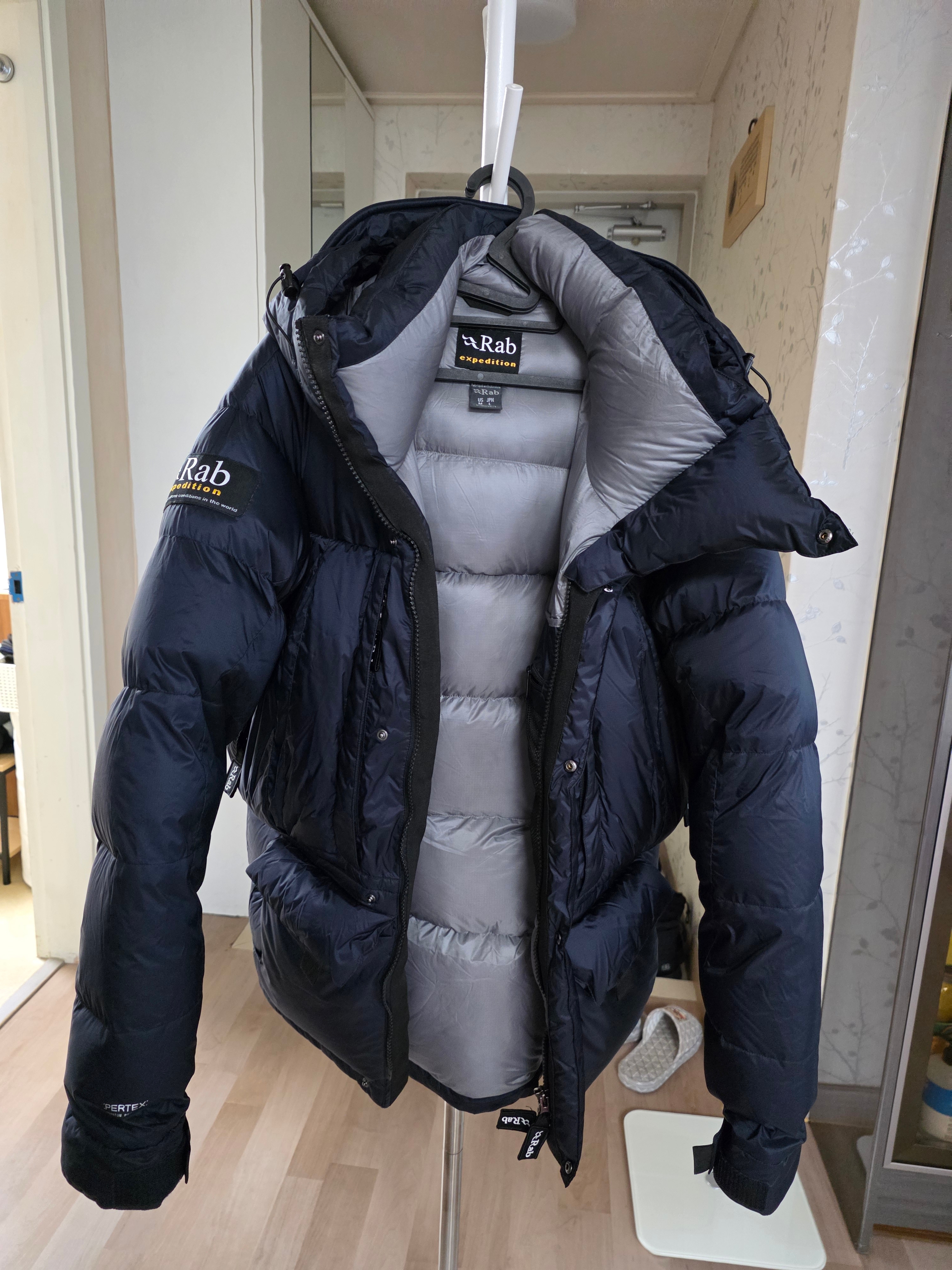 Rab Expedition Jacket V3 Beluga 착용 스타일
