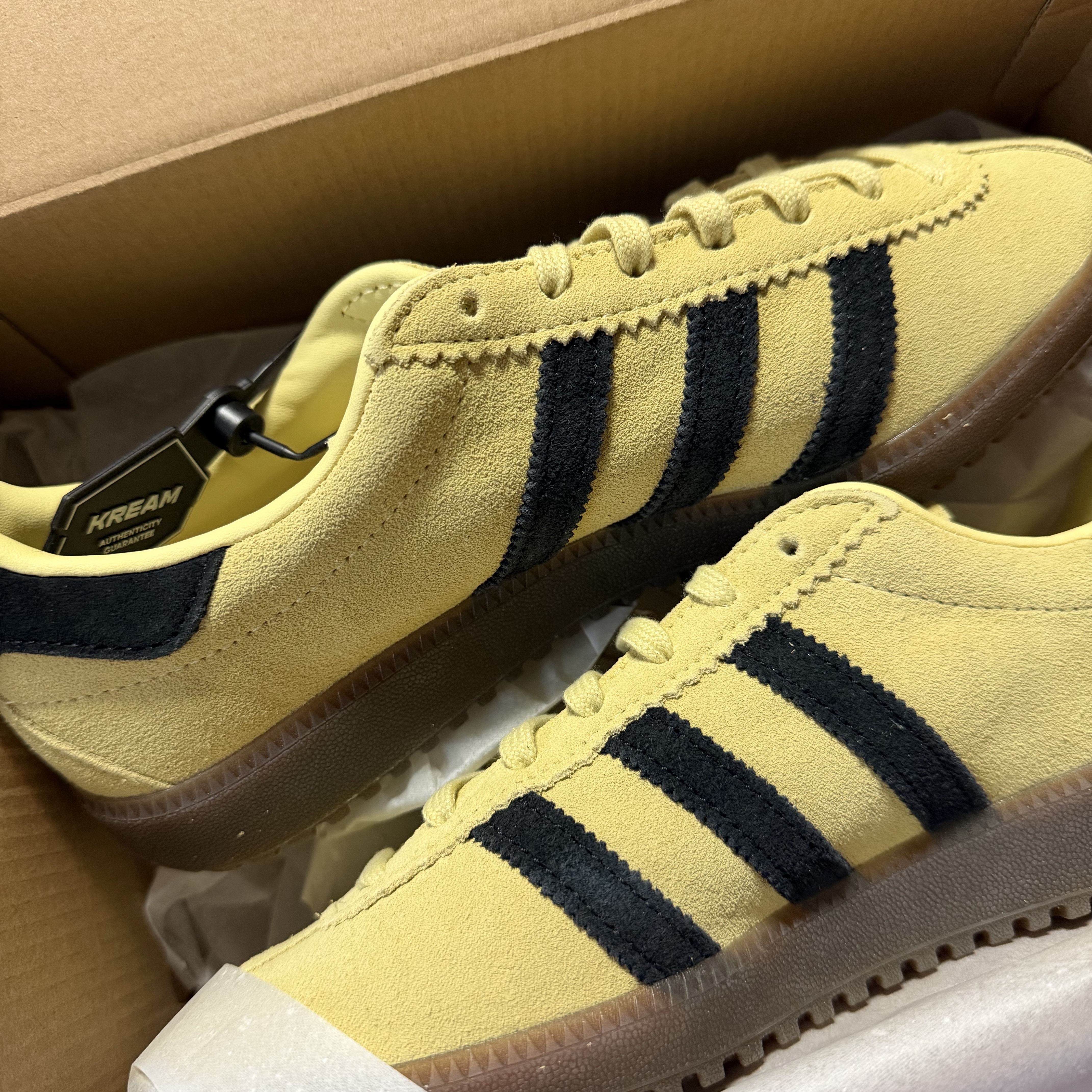 (W) Adidas Bermuda Powder Yellow Core Black 착용 스타일 - 1