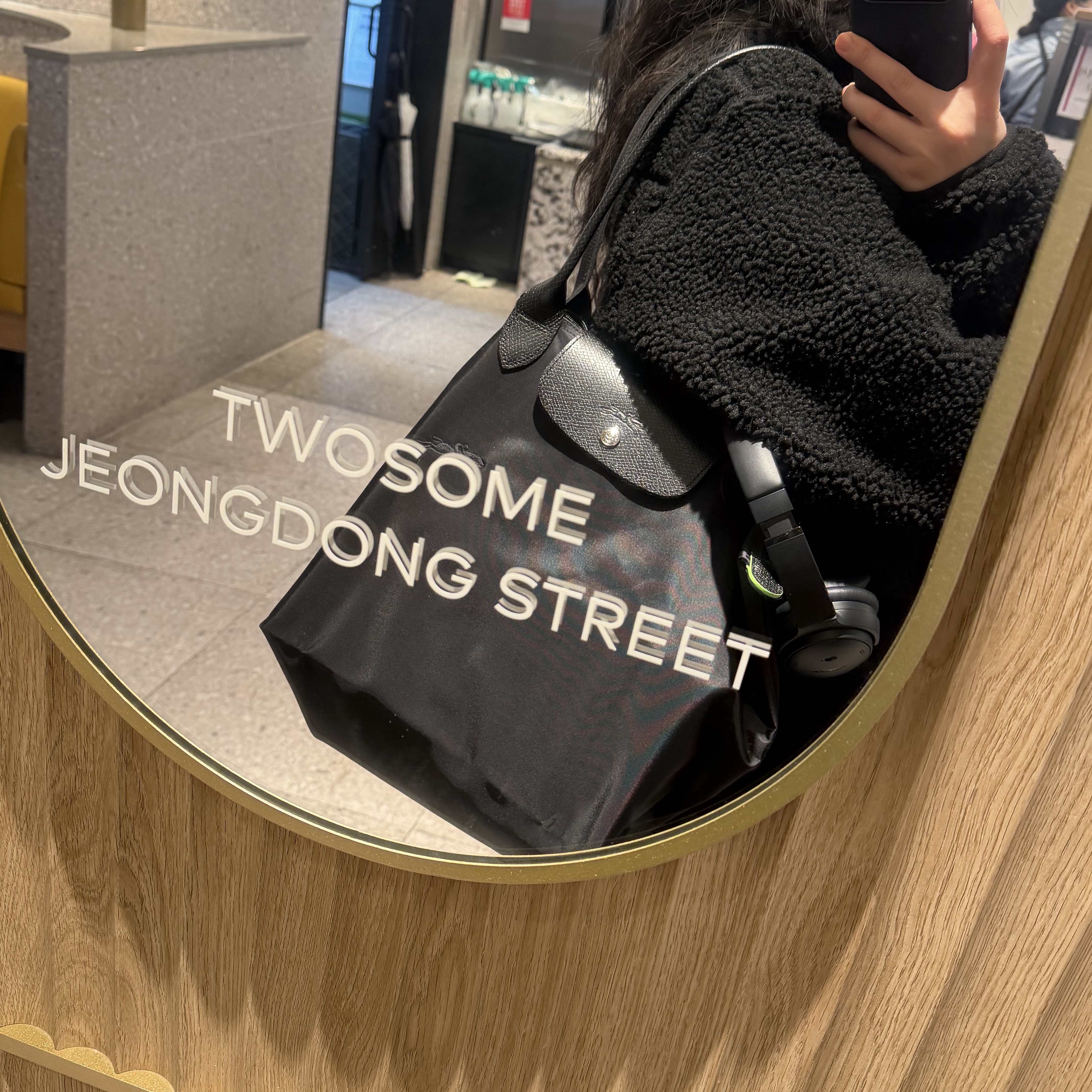 Longchamp Le Pliage Green Tote Bag L Black 착용 스타일 - 1