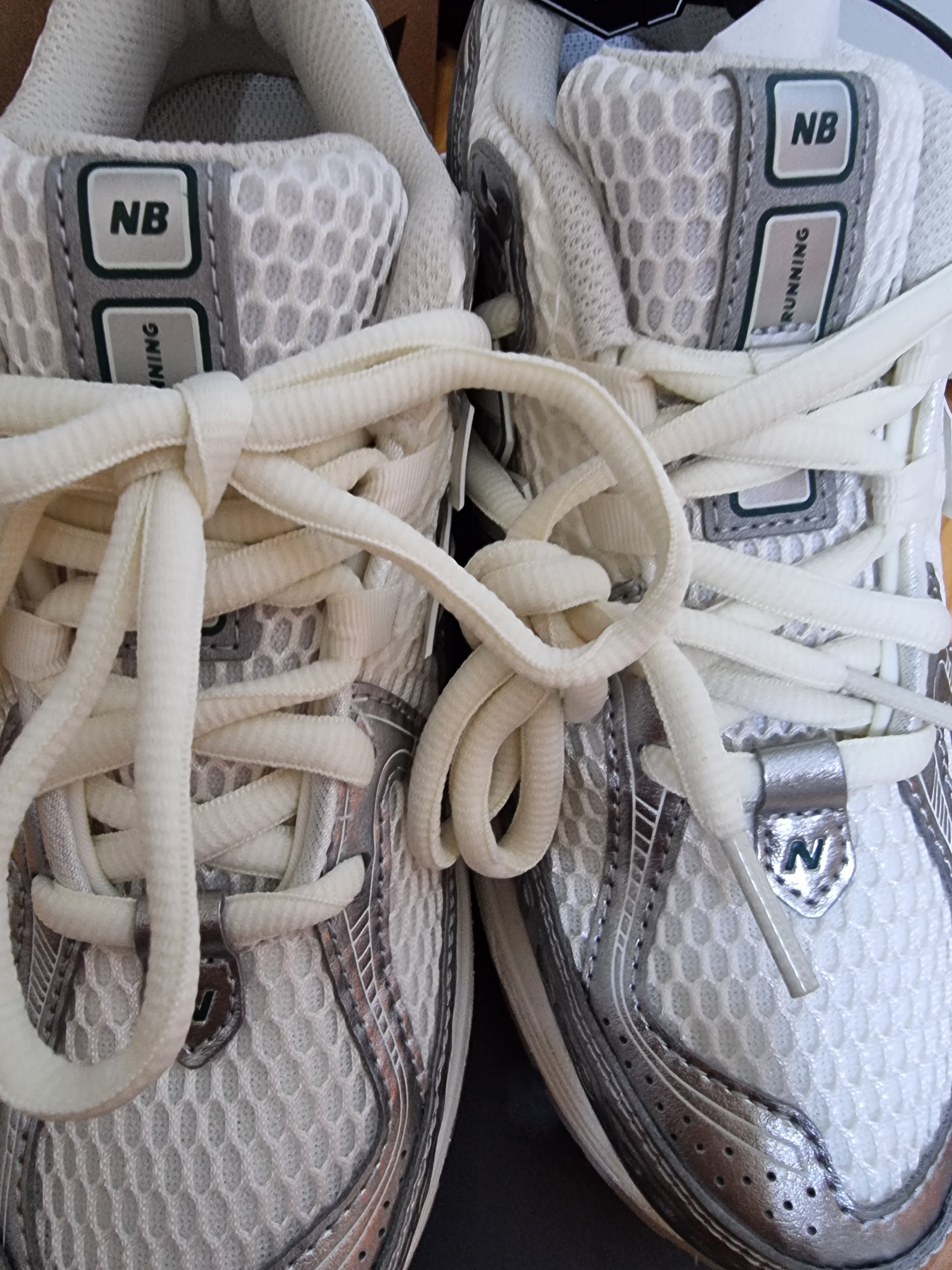 New Balance 1906R Silver Metallic Sea Salt 착용 스타일