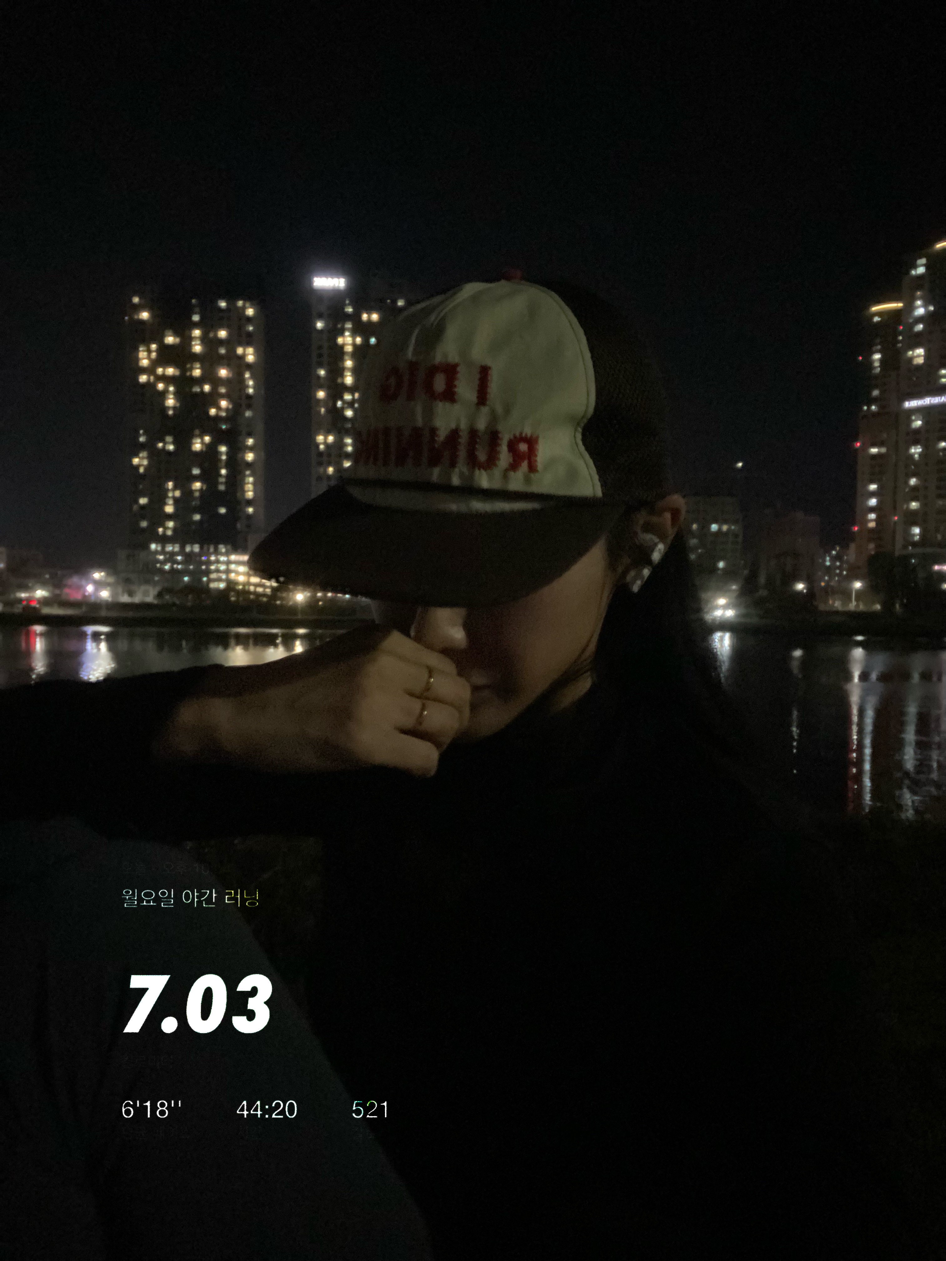 Alex Zono I Dig Running Trucker Hat OG Brown 착용 스타일 - 2