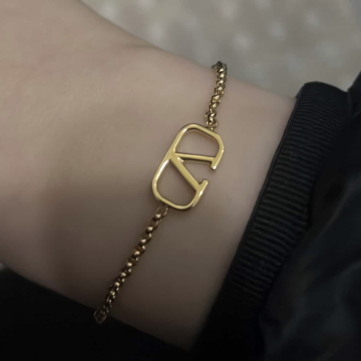 (W) Valentino Vlogo Signature Metal Bracelet Gold 착용 스타일