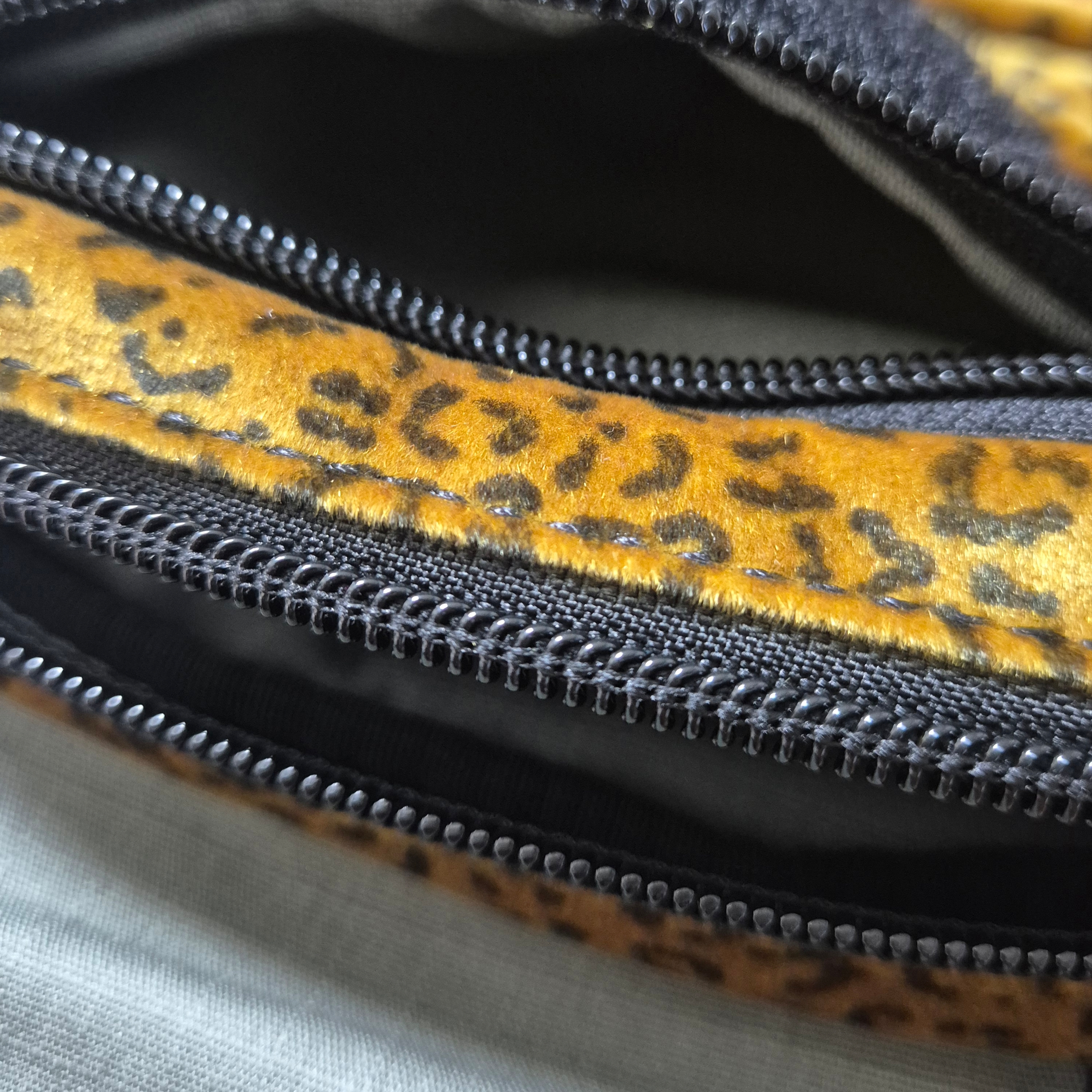 Supreme Velvet Mini Pouch Tan Leopard - 25FW 착용 스타일 - 3