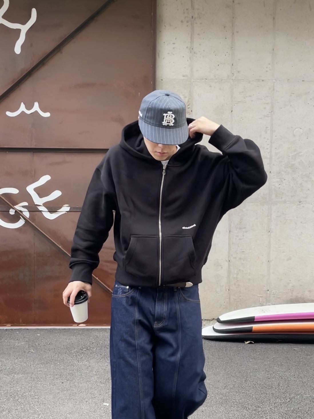 [KREAM 단독] About:Blank Monogram Pinstripe Cap Charcoal White - 26SS, [KREAM 단독] About:Blank Wide Leg Felled Denim Raw Indigo - 26SS 착용 스타일 - 3