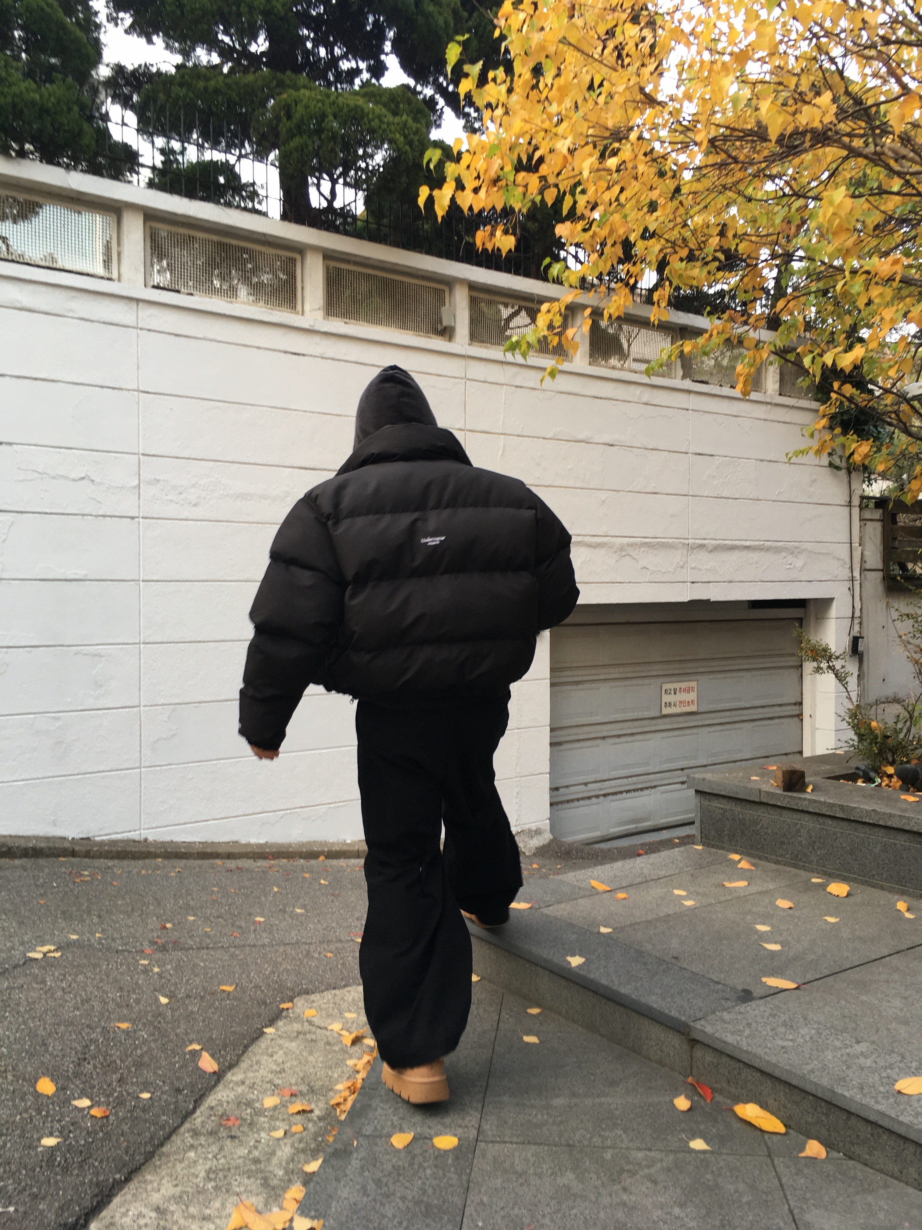 Undermycar Mu.15 Anti Fxxking Logo Play Triple Logo Crop Padding Jacket Black 착용 스타일 - 8