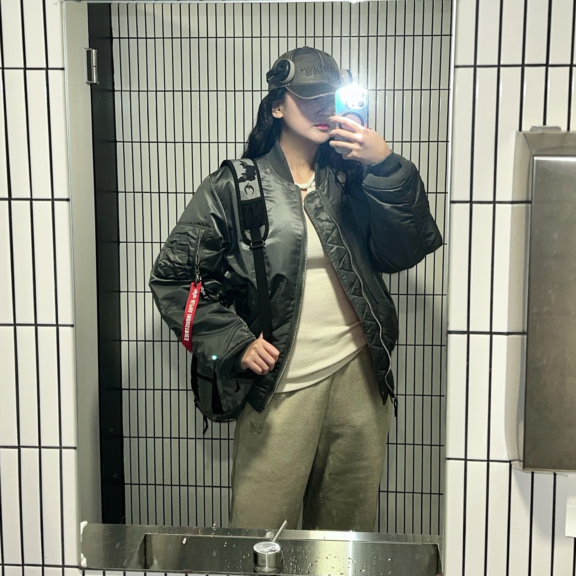 Uniqlo x Needles Fleece Wide Pants Beige - KR, Travis Scott Circus Maximus Stadium Tour 25 Wax Hat 착용 스타일 - 2