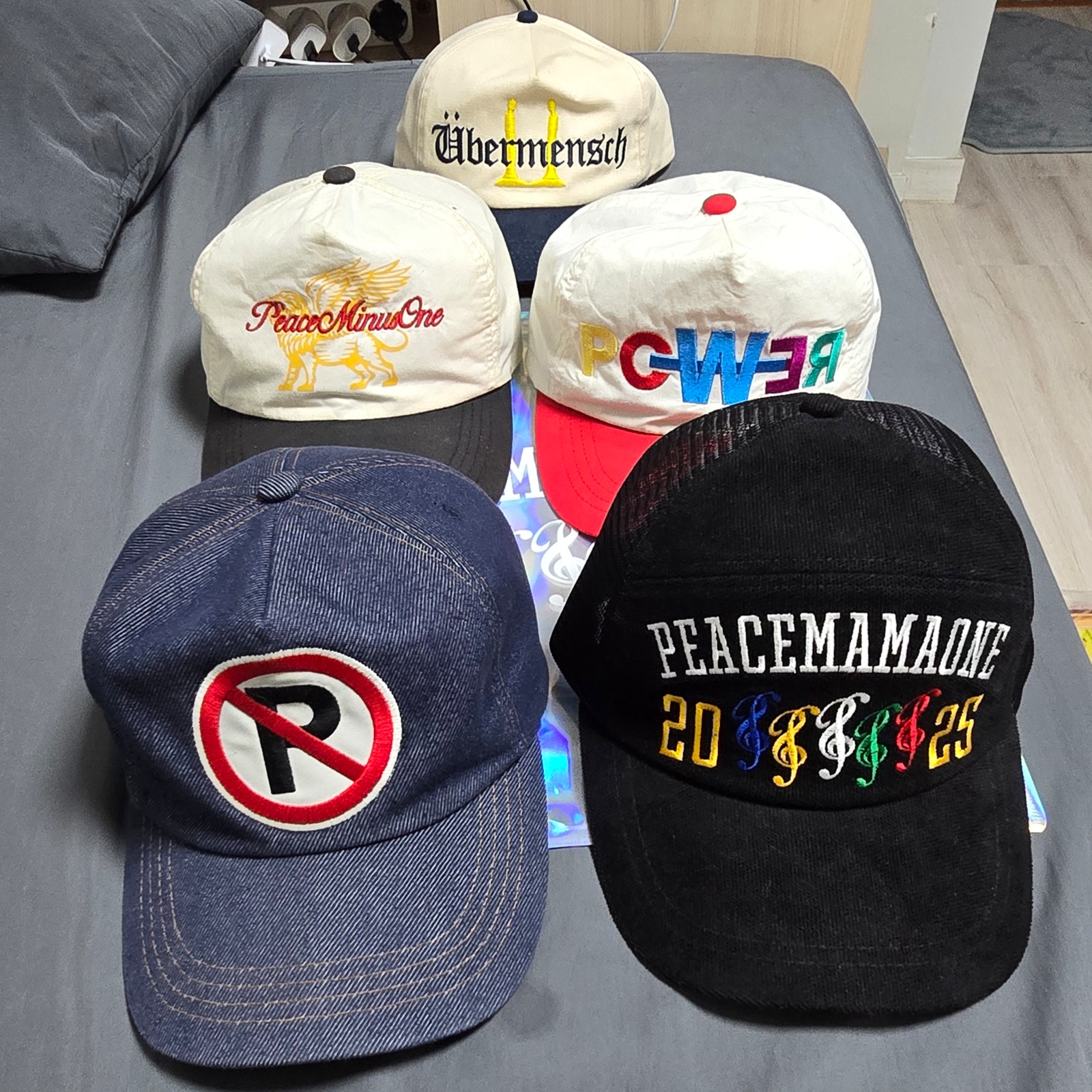 Peaceminusone x 2025 MAMA Awards Peacemamaone Cap Mesh, G-DRAGON Power Ball Cap White 착용 스타일