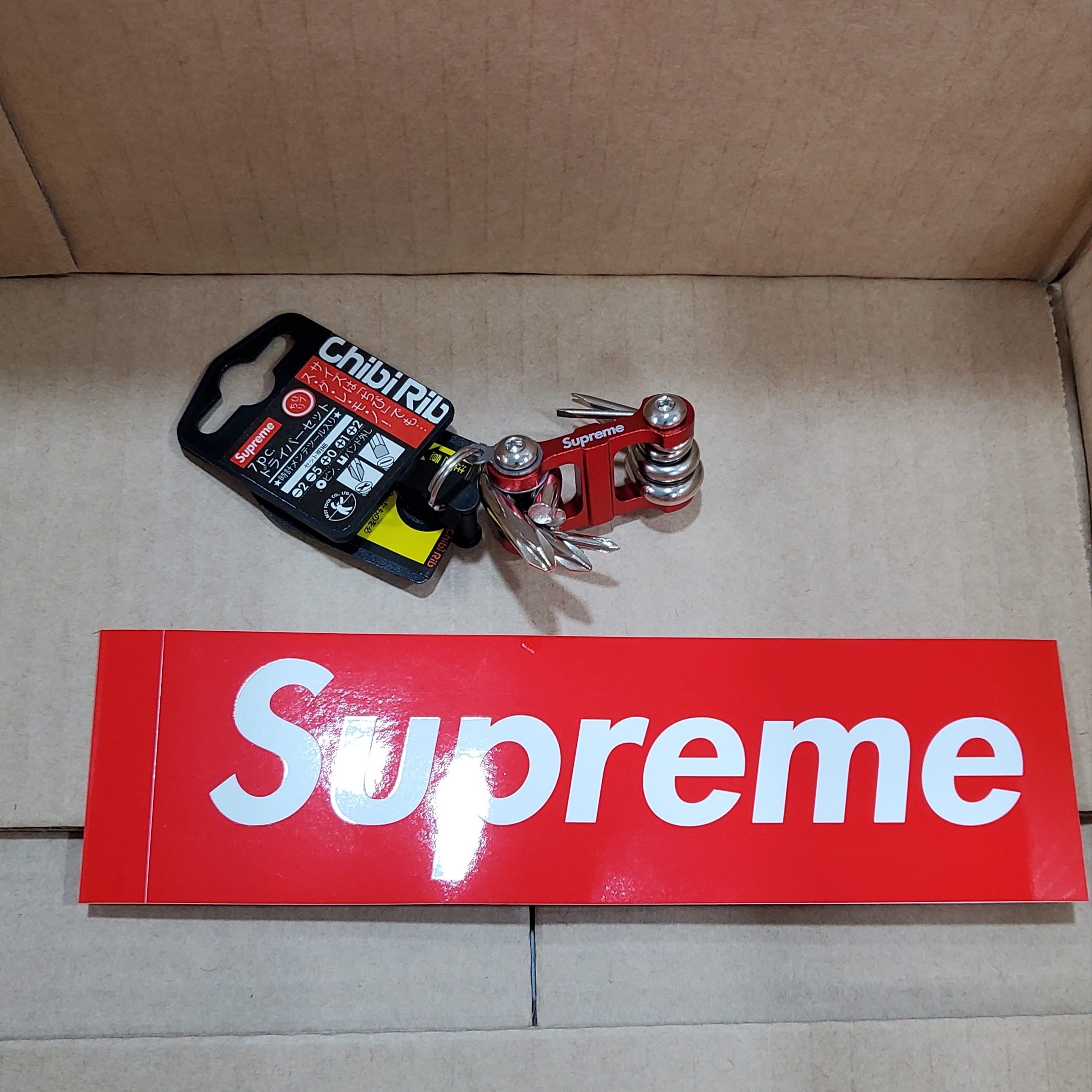 Supreme x Chibi Rib Screwdriver Keychain Red - 25FW 착용 스타일 - 2