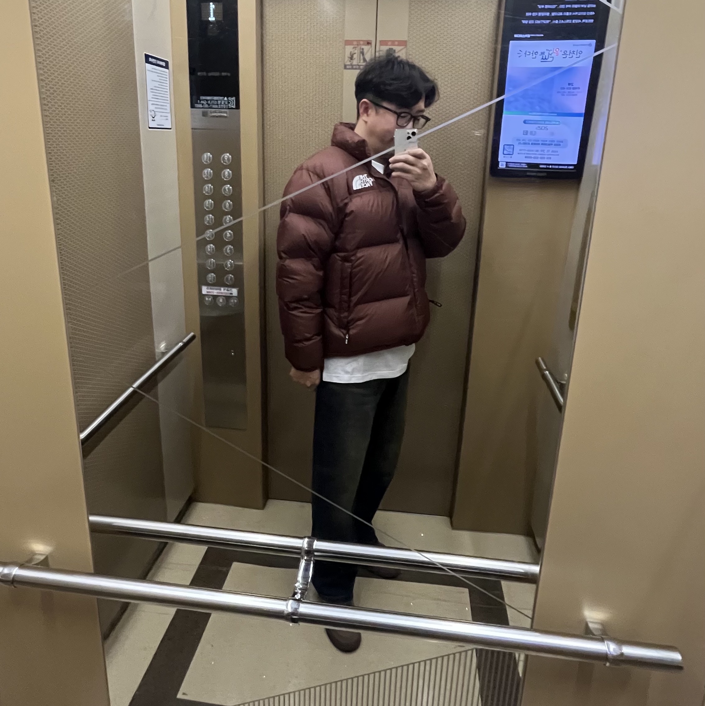 The North Face 1996 Eco Nuptse Jacket Brown 착용 스타일