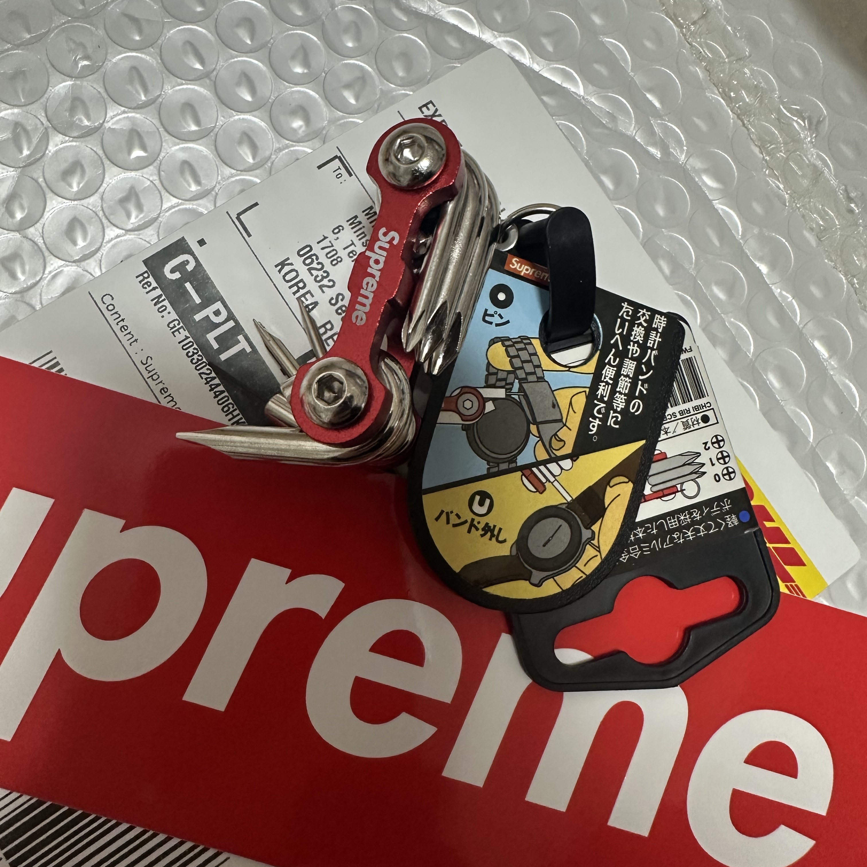 Supreme x Chibi Rib Screwdriver Keychain Red - 25FW 착용 스타일 - 1
