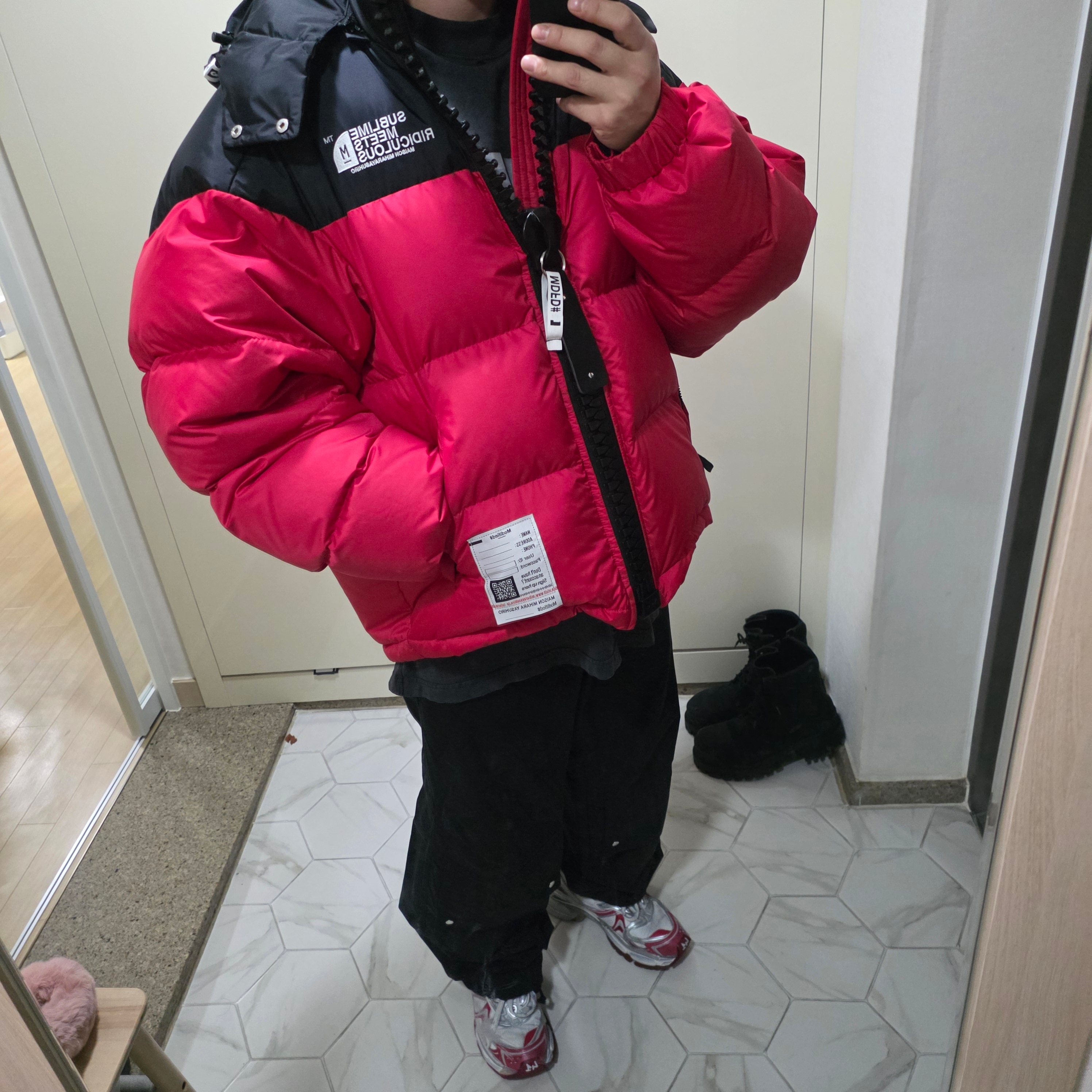 Balenciaga Runner 2.0 Sneakers Off White Red, Balenciaga Ripped Pants Medium Fit Light Blue 착용 스타일 - 4