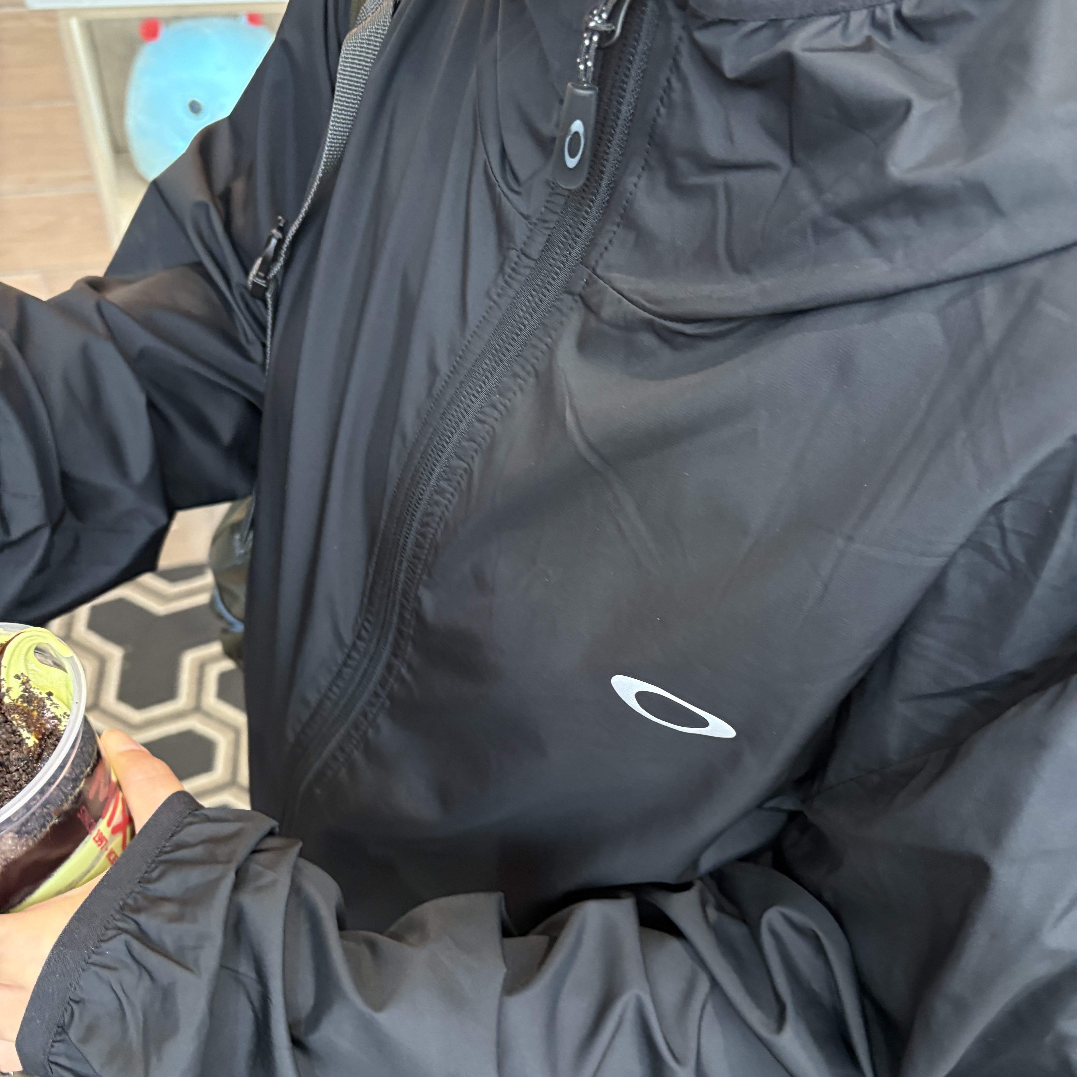Oakley Foundational Jacket Blackout 착용 스타일