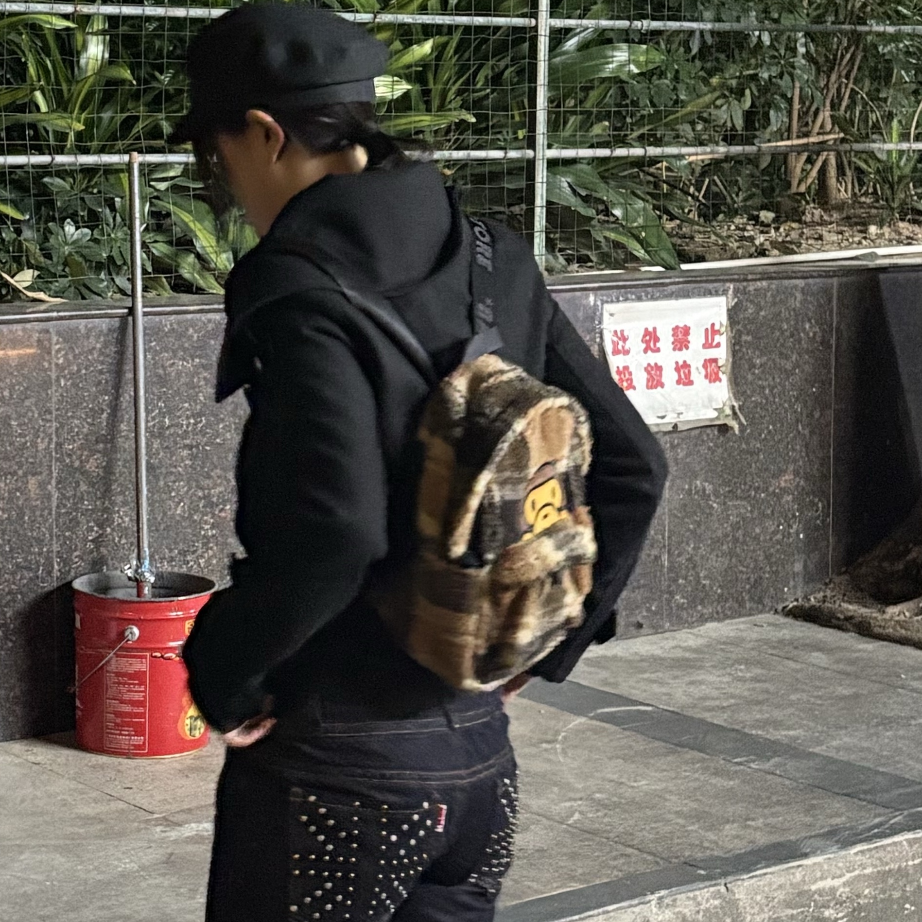 BAPE Baby Milo Mini Backpack #3 Beige 착용 스타일