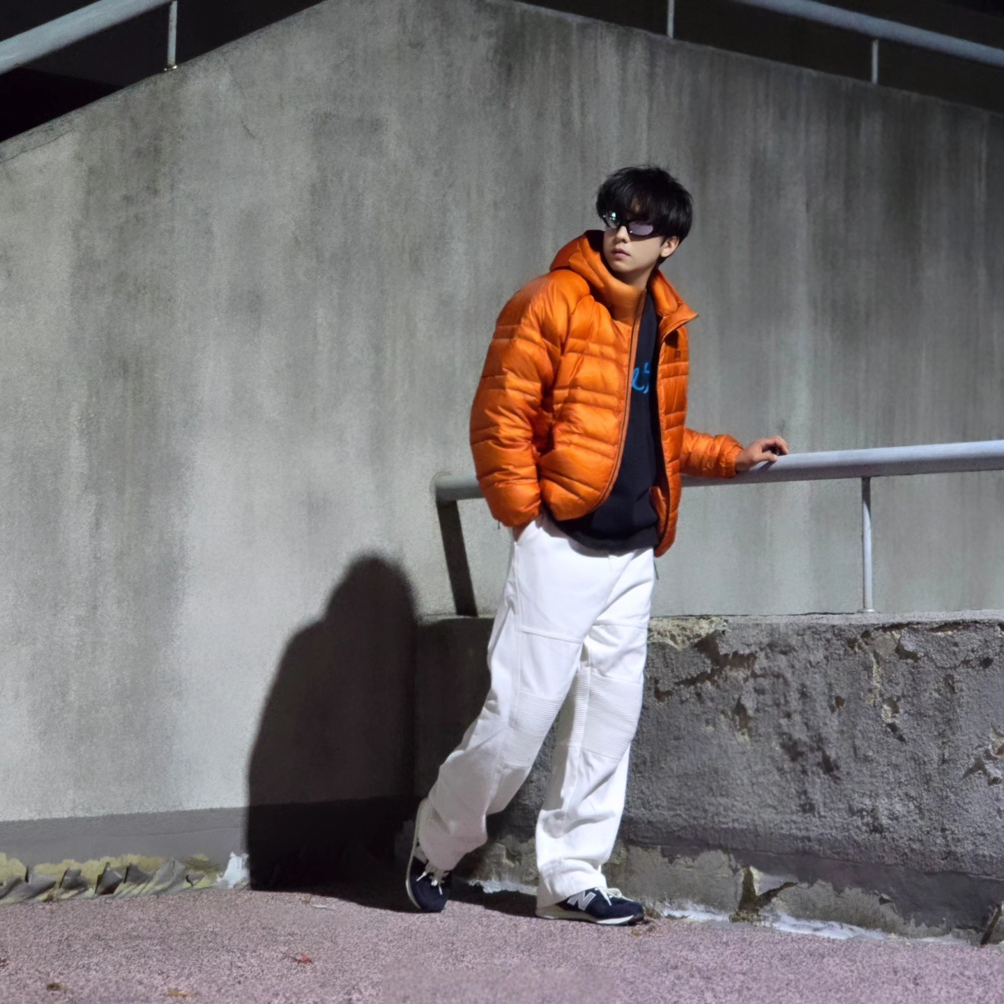 New Balance Flying 77 Superlight Hooded Goose Down Jacket Orange, New Balance x Pottery 574 Premium Hard Navy 착용 스타일 - 4