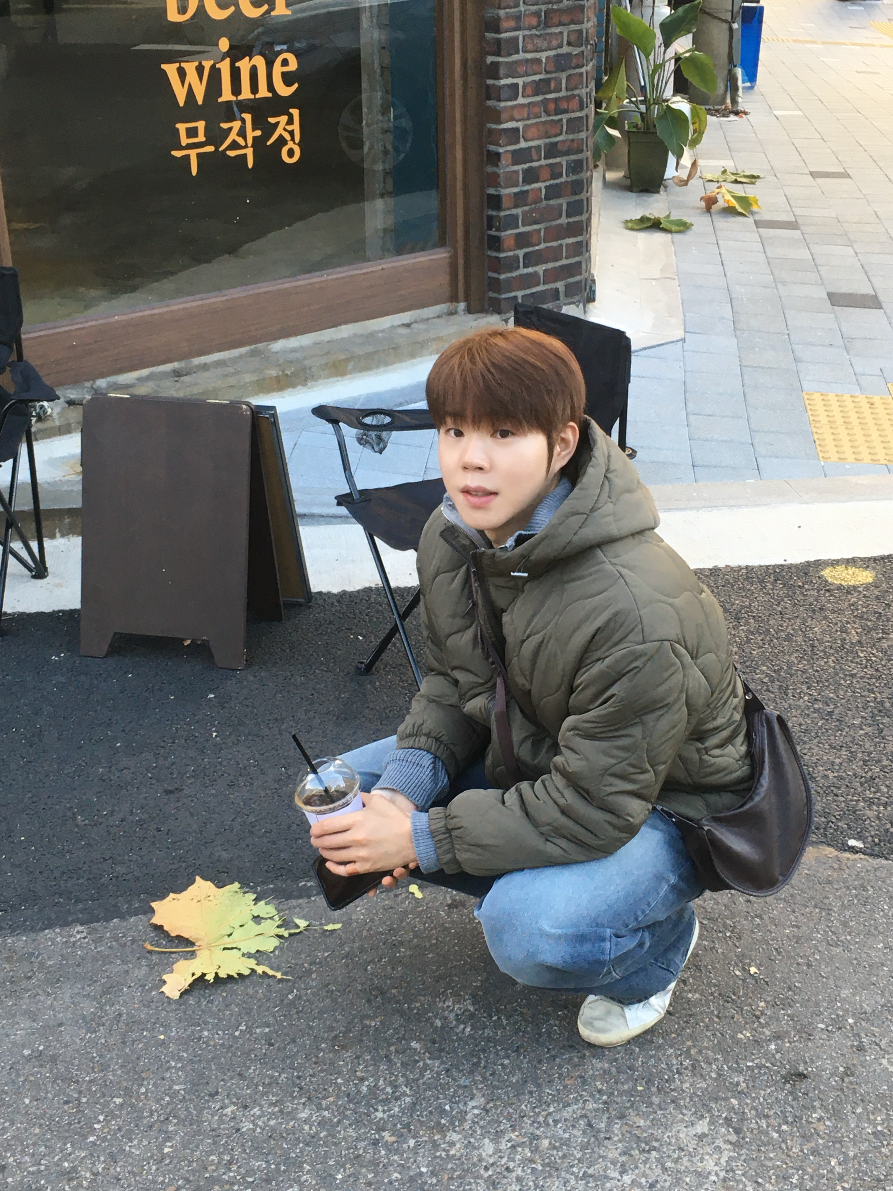 Golden Goose Superstar White Grey Silver Green Heel Tab Sneakers 착용 스타일 - 3