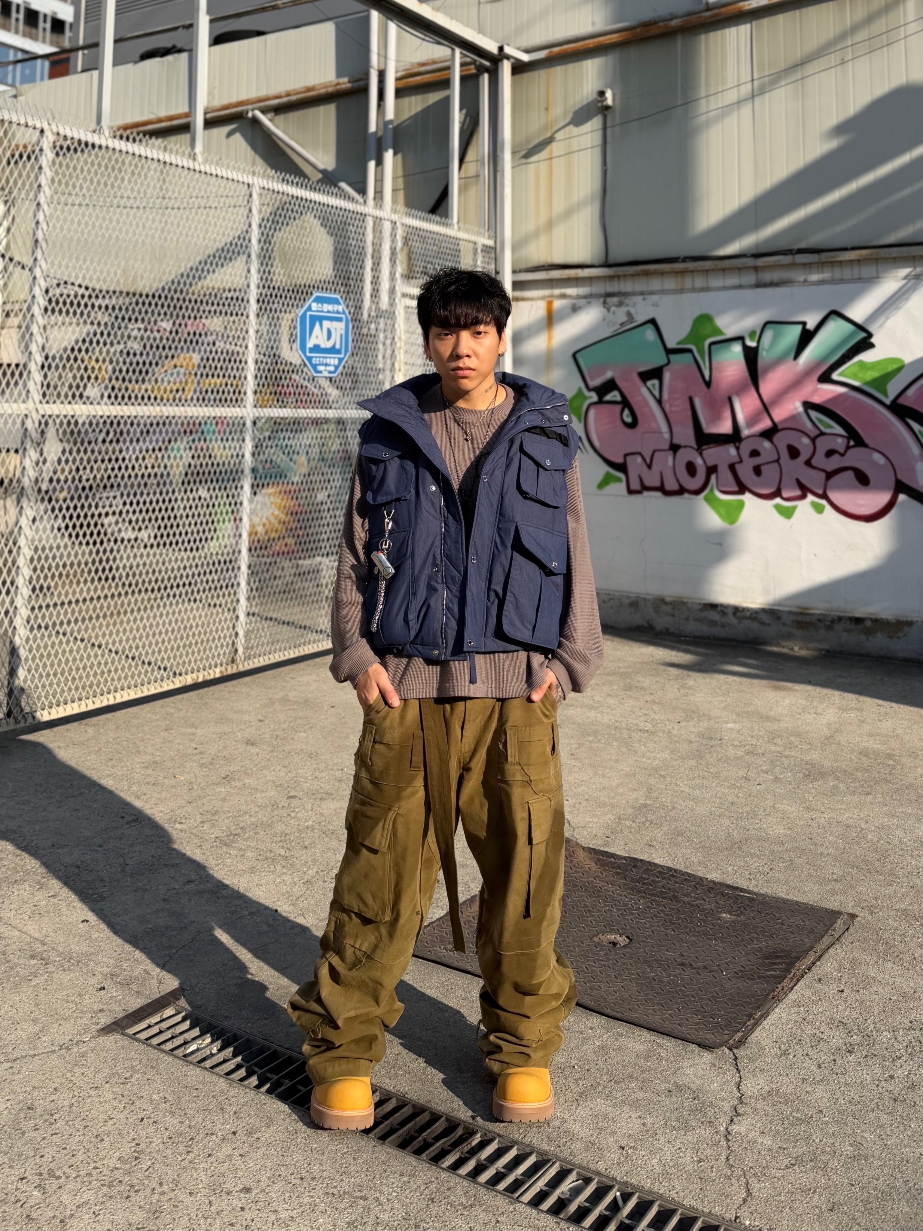 Wapworks Moleskin Belted Cargo Pants Olive Khaki 착용 스타일 - 4