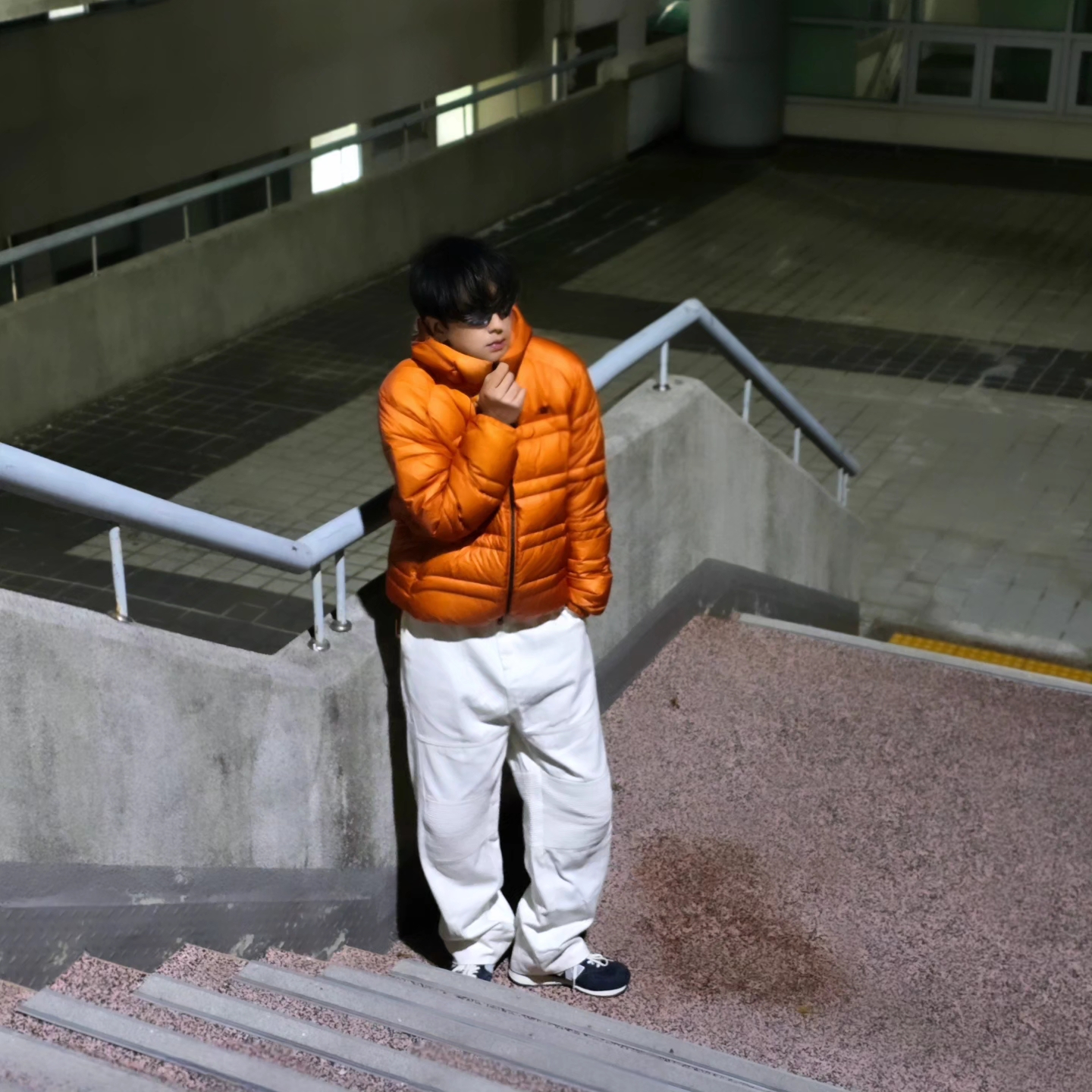 New Balance Flying 77 Superlight Hooded Goose Down Jacket Orange, New Balance x Pottery 574 Premium Hard Navy 착용 스타일 - 1