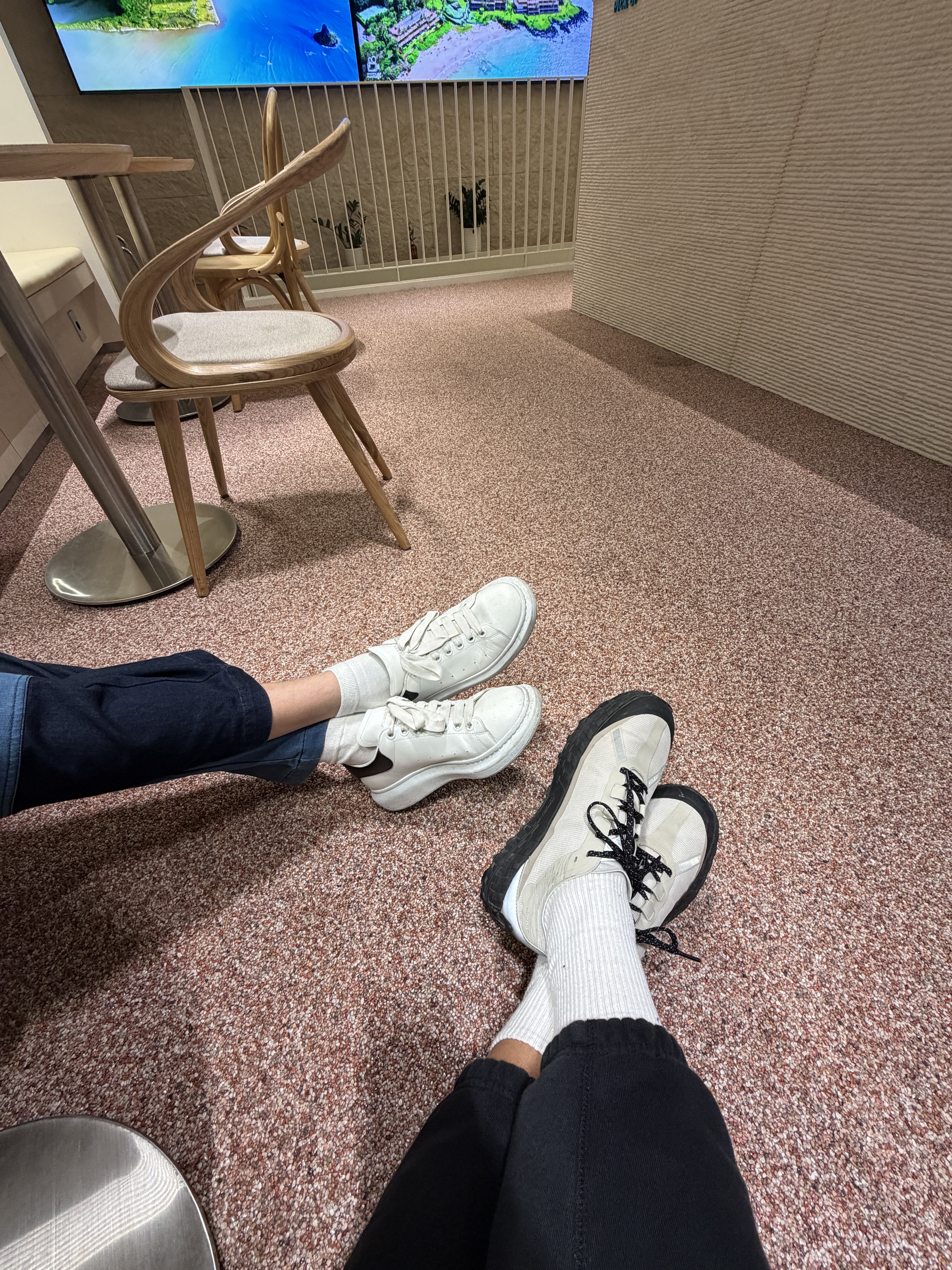 Norda 001/A Cinder, Alexander McQueen Oversized Sneakers White Black 착용 스타일 - 2