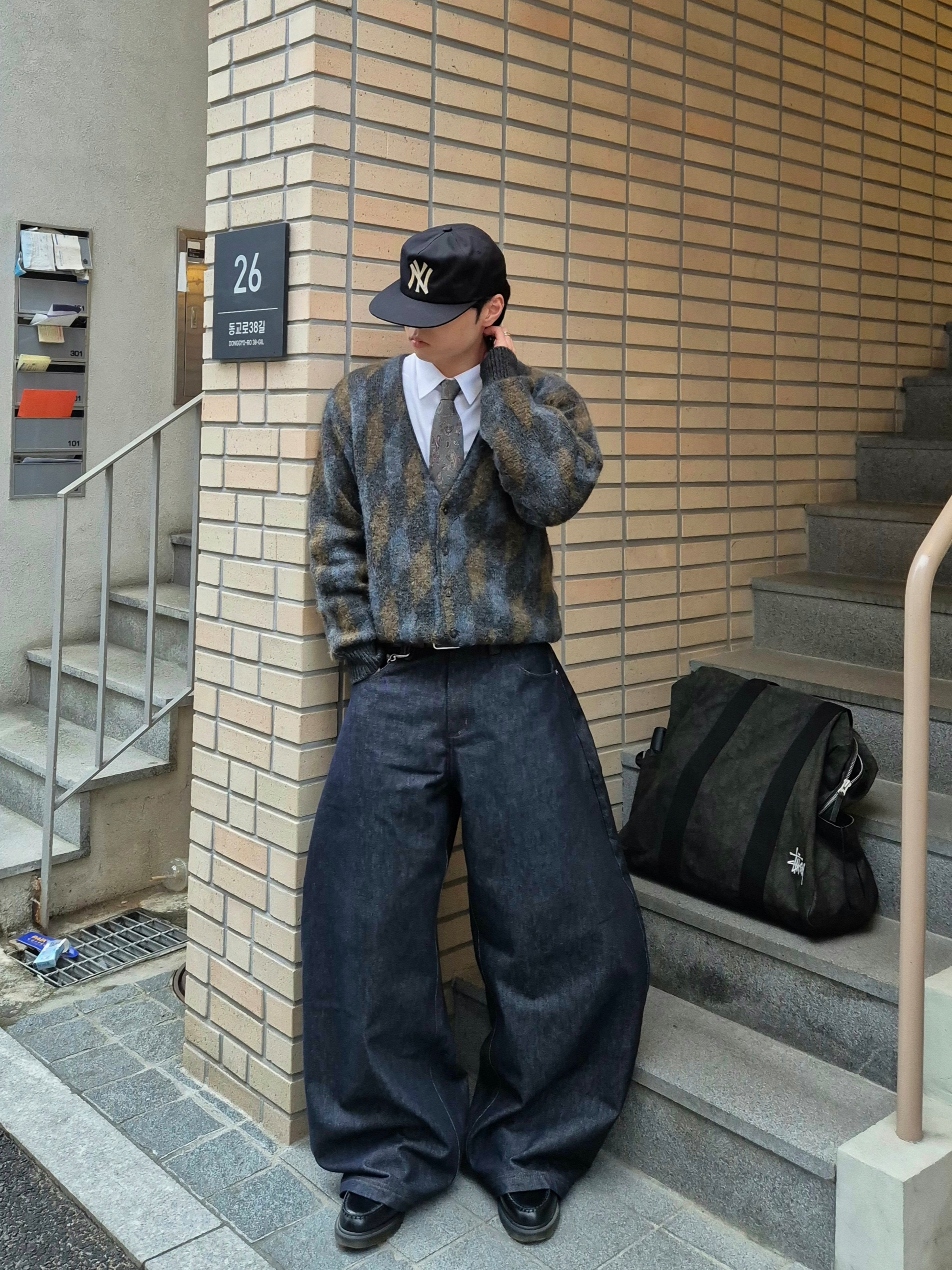 Stussy Canvas Flight Bag Washed Black, Dr. Martens Adrian Smooth Black 착용 스타일 - 1