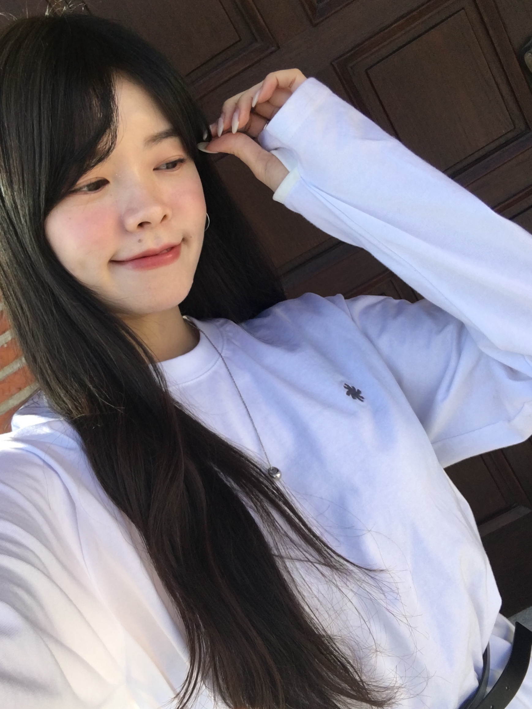 SLOW RECORD HOUSE Fingerhole Crop Long Sleeve White 착용 스타일 - 6
