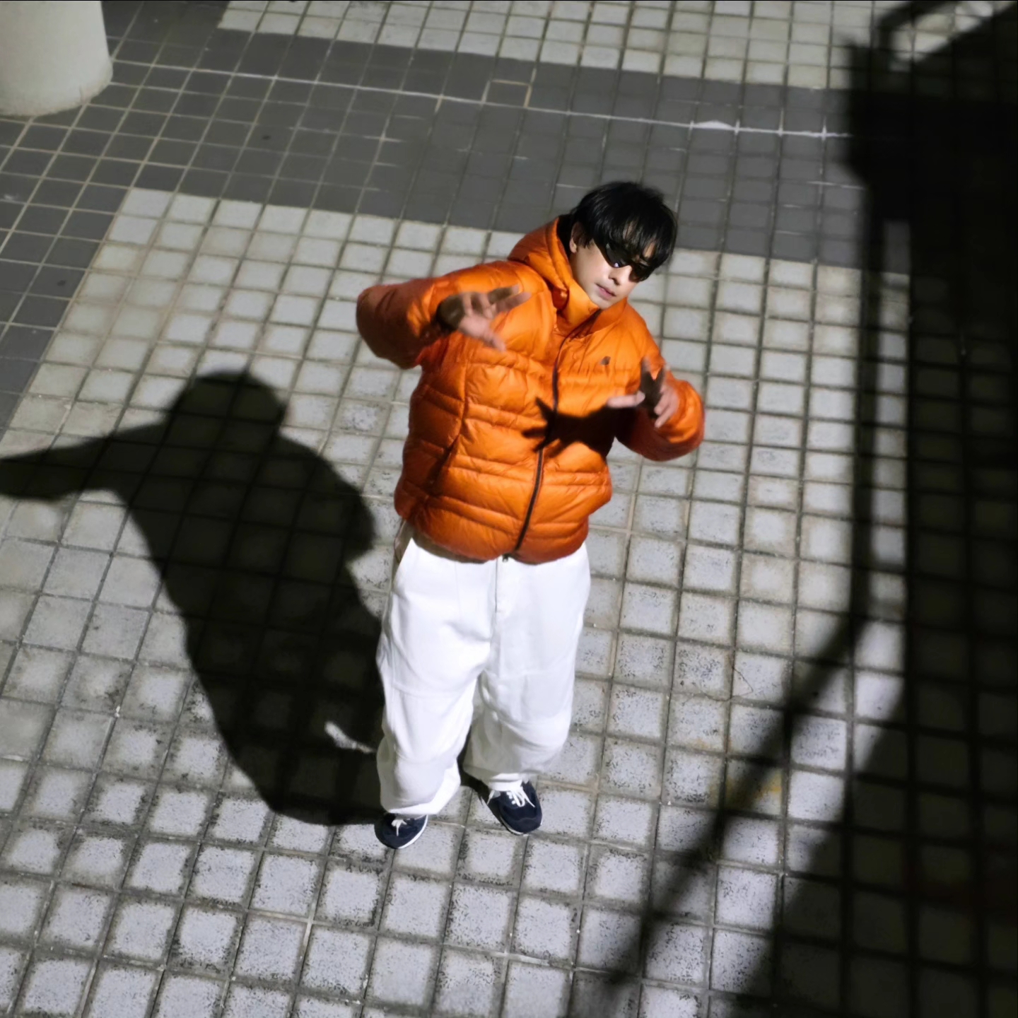New Balance Flying 77 Superlight Hooded Goose Down Jacket Orange, New Balance x Pottery 574 Premium Hard Navy 착용 스타일 - 2