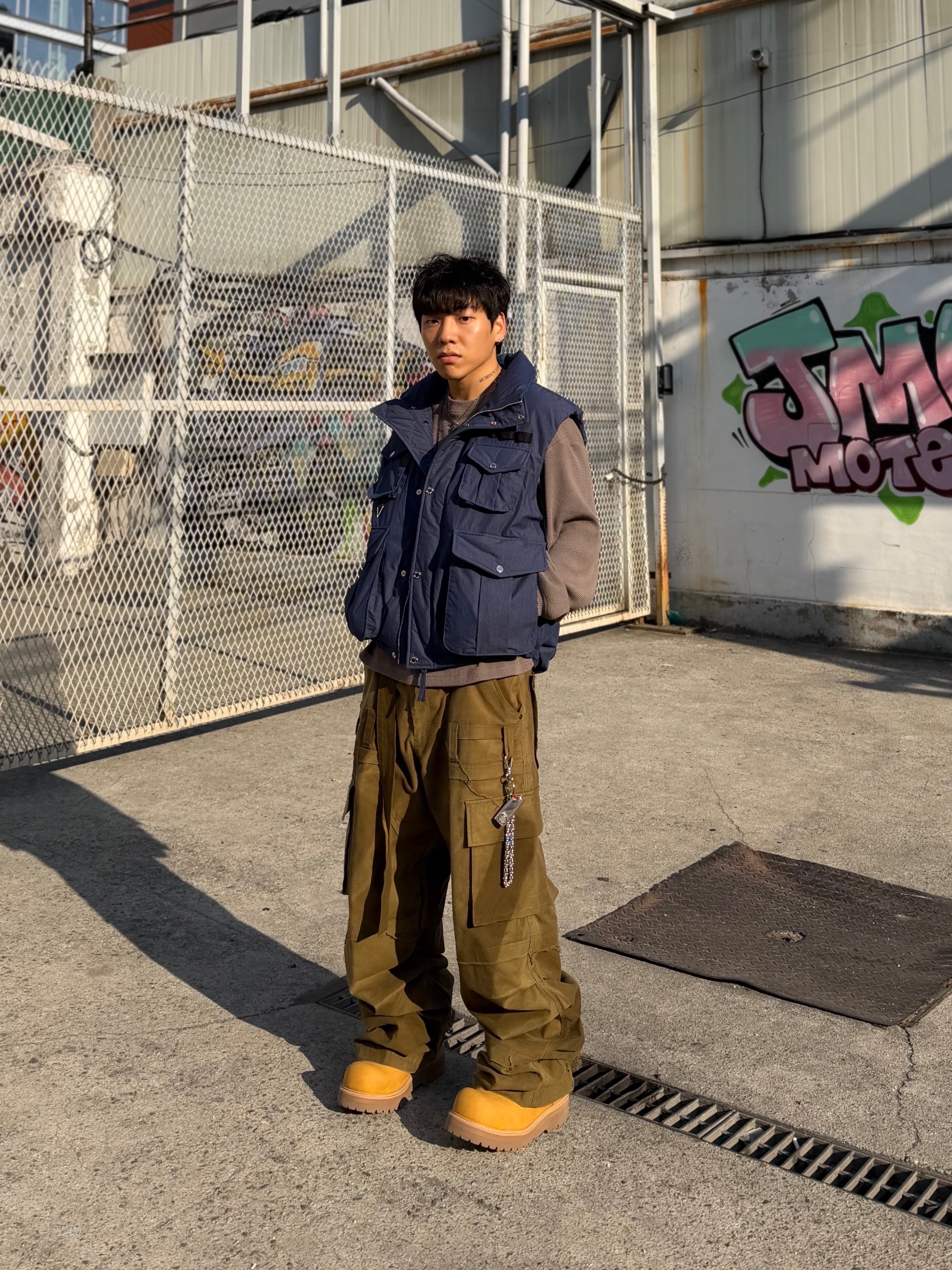 Wapworks Moleskin Belted Cargo Pants Olive Khaki 착용 스타일 - 1