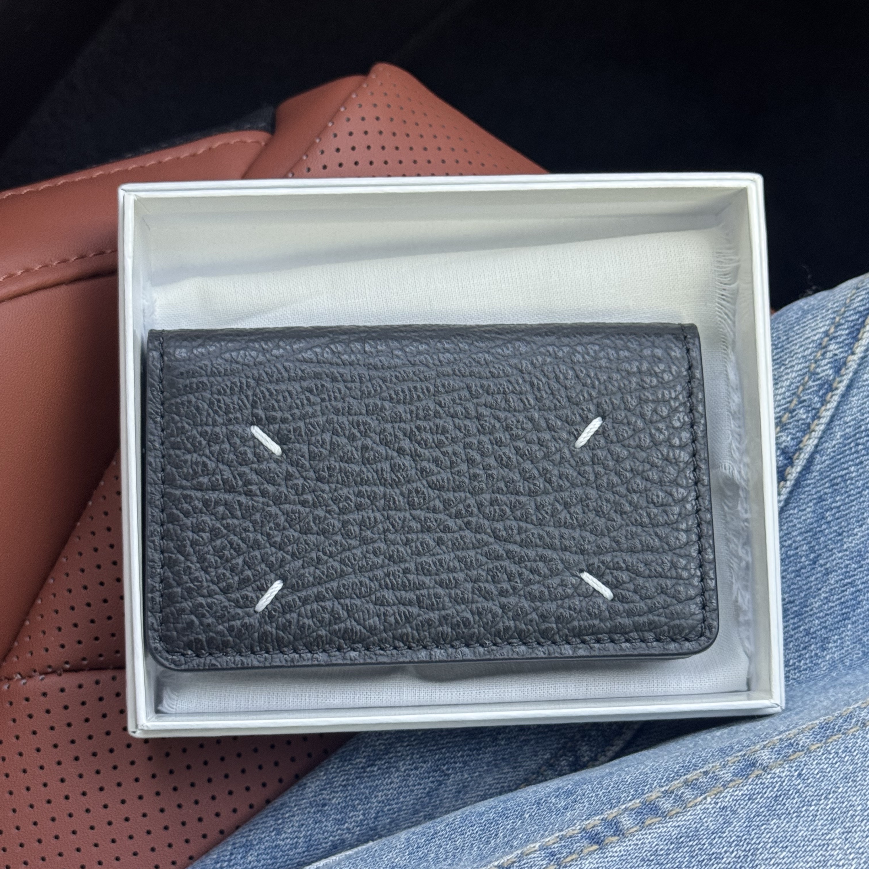 Maison Margiela Stitch Leather Flap Card Holder Black 착용 스타일 - 1